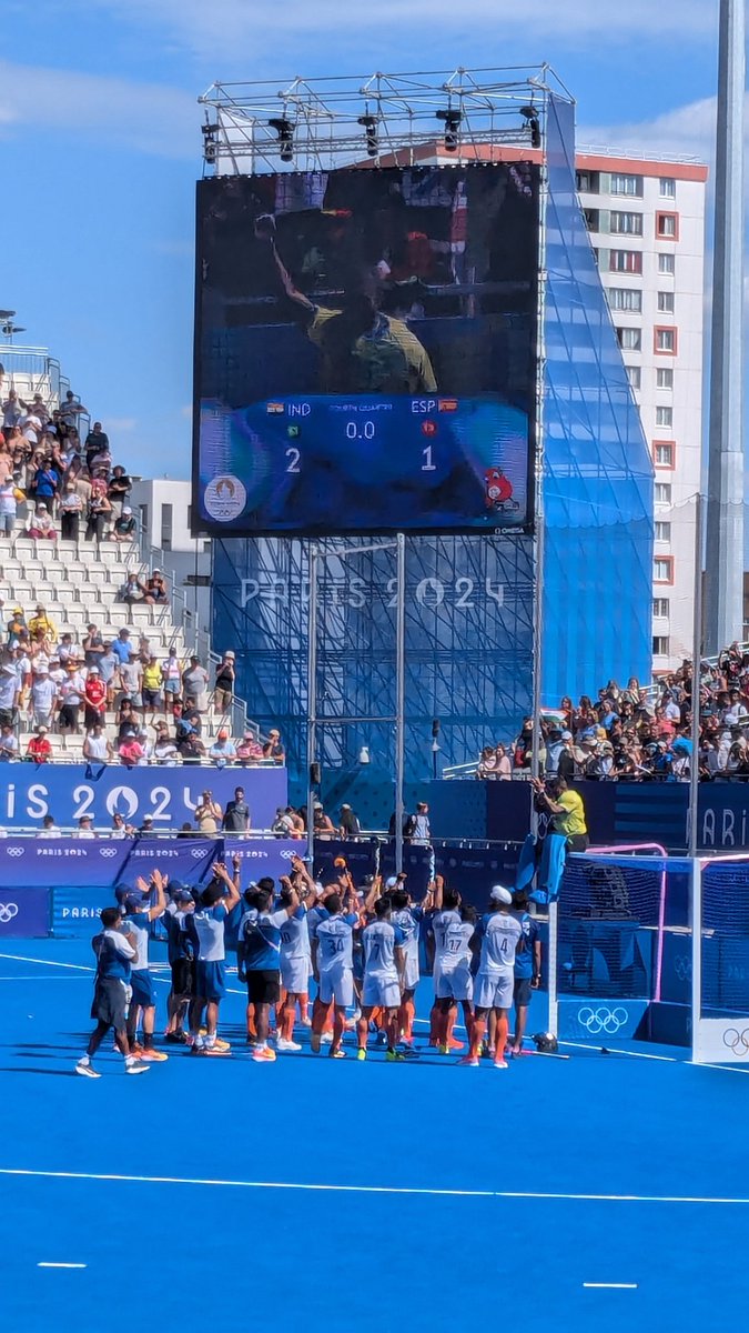 divakar_ks's tweet photo. On top of the world! The players pay tribute to Sreejesh after his final game for the country! 🇮🇳💙

👉 Follow for updates from @sportwalkmedia in Paris - Powered by @thebharatarmy

#Hockey #TeamIndia #Paris2024 #Cheer4India #Cheer4Bharat #ParisOlympics #Sportwalk #OlympicGames https://t.co/G5idpEWwry
