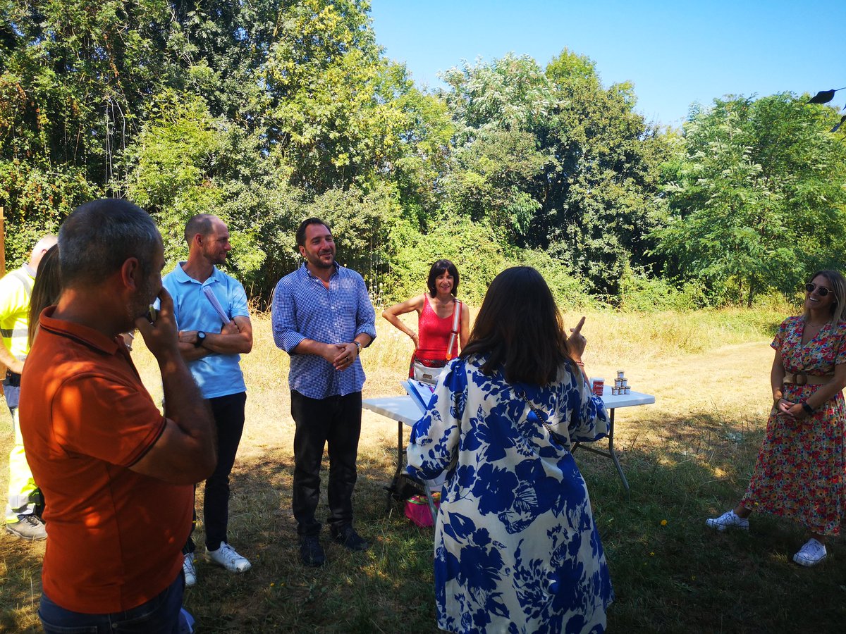MenetOfficiel's tweet photo. Lundi dernier visite du jury @VVFleuris en vue de l'obtention de la 3eme fleur. Un label qui nous encourage à une action positive pour embellir notre commune, et à offrir le meilleur cadre de vie possible. Réponse courant octobre 🤞 https://t.co/bmI7EqbqkF
