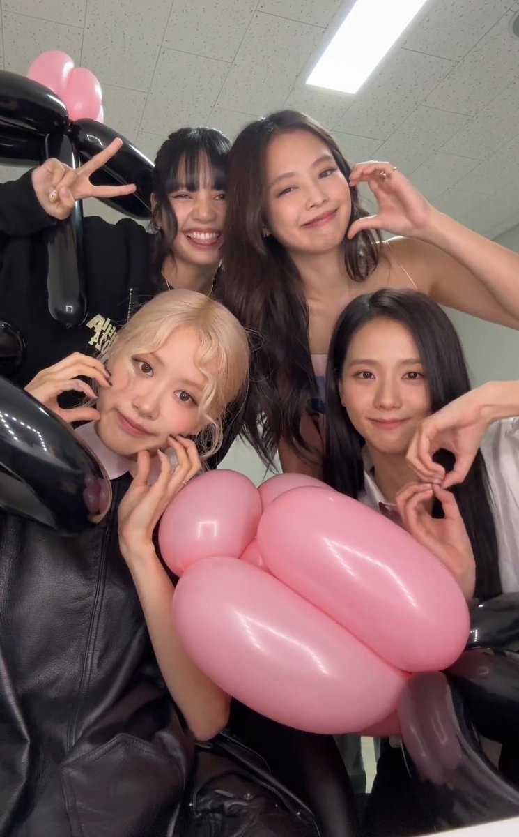 🖤🩷 #BLACKPINK celebrating their 8th anniversary together.