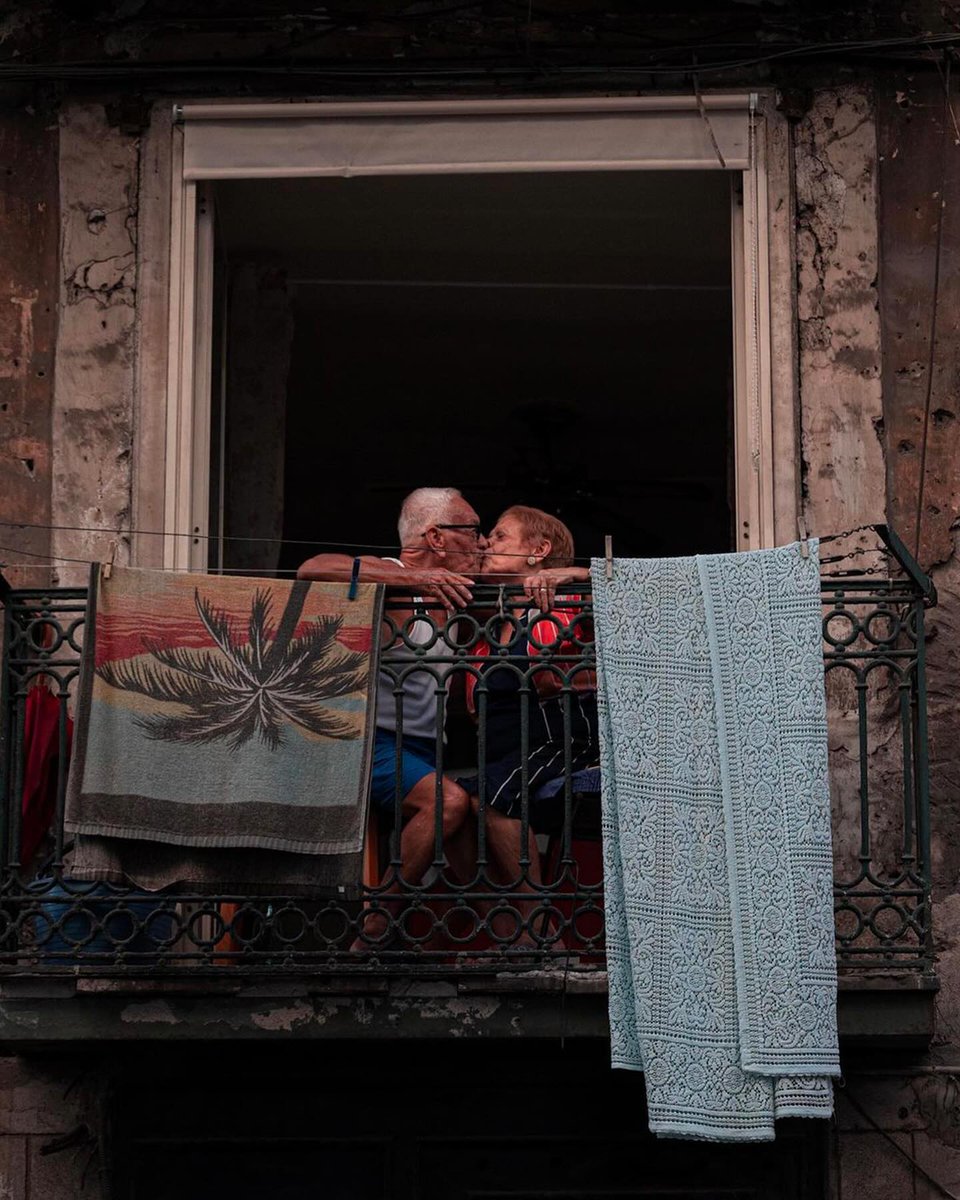 viewsfrance's tweet photo. Le quotidien à Naples, capturé par Ciro Pipoli. https://t.co/bkWr4XiAGX