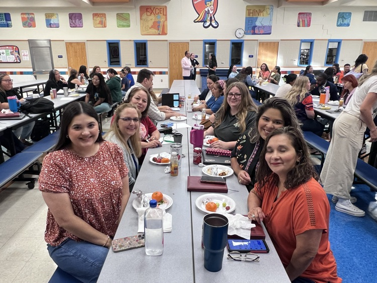 swisd_mce's tweet photo. Welcome back MCE teachers and staff! #RootEDMCE #GoPublic #SWISDexperience #MCEGoForGold https://t.co/pJc6lHFCnx