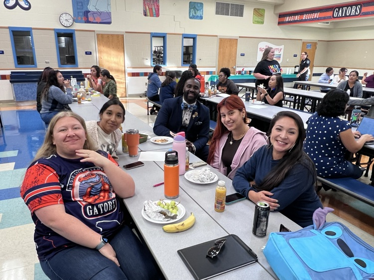 swisd_mce's tweet photo. Welcome back MCE teachers and staff! #RootEDMCE #GoPublic #SWISDexperience #MCEGoForGold https://t.co/pJc6lHFCnx