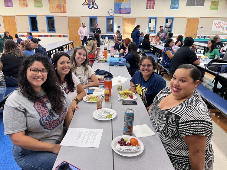 swisd_mce's tweet photo. Welcome back MCE teachers and staff! #RootEDMCE #GoPublic #SWISDexperience #MCEGoForGold https://t.co/pJc6lHFCnx