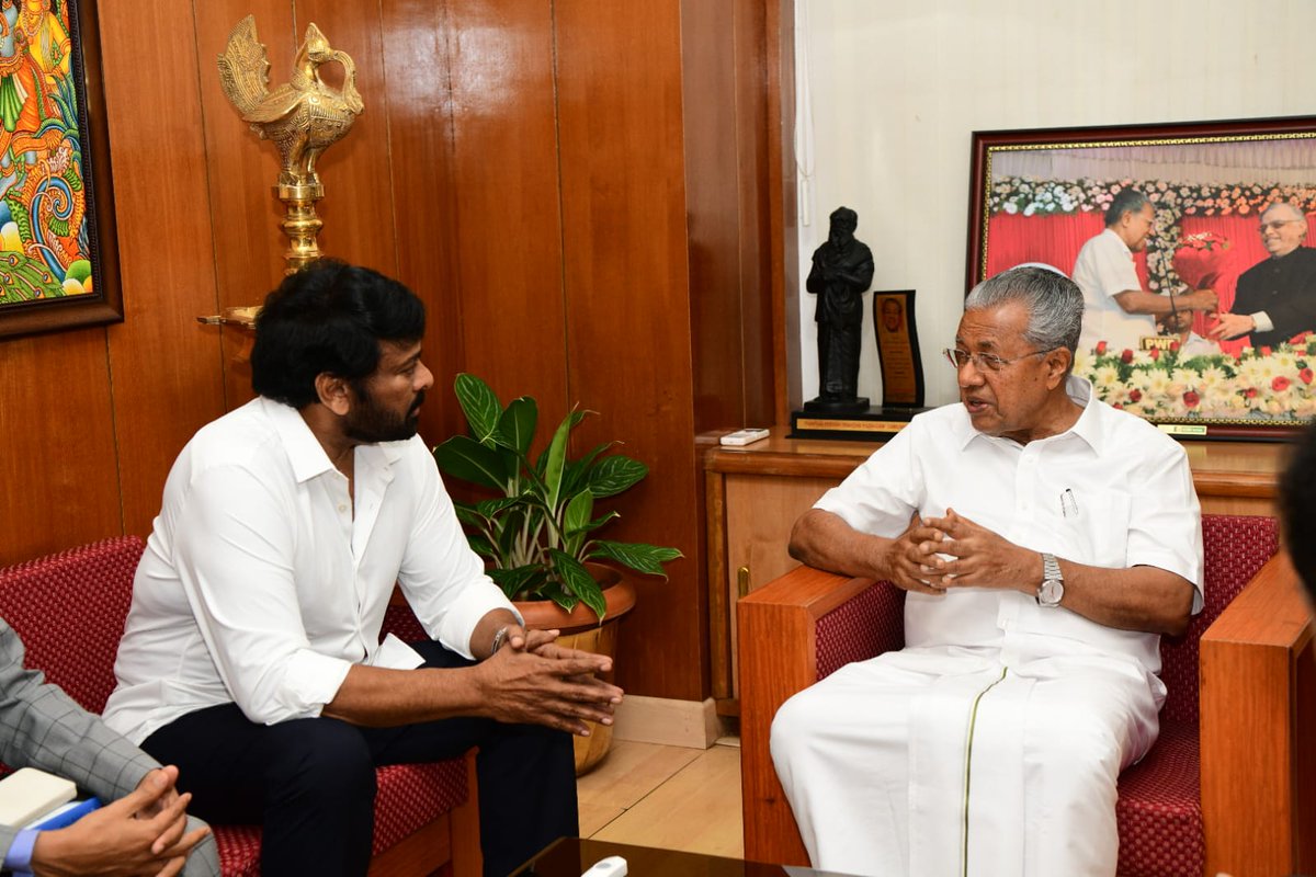 beyondmediapres's tweet image. Megastar @KChiruTweets Garu personally traveled to Kerala and handed over the cheque of one crore rupees to the Honorable Chief Minister, @pinarayivijayan.

@AlwaysRamCharan #Kerala #WayanadLanslide