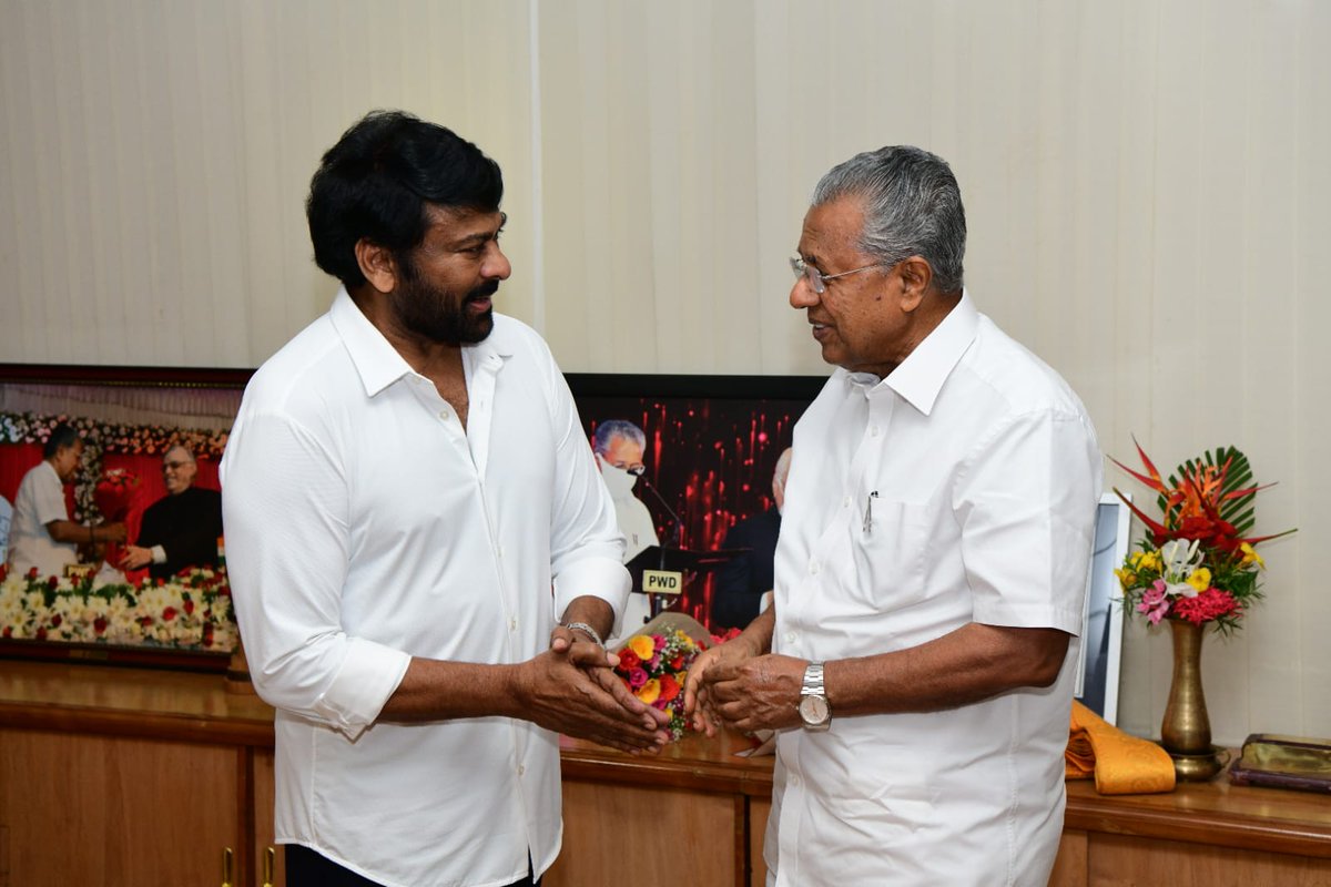 beyondmediapres's tweet image. Megastar @KChiruTweets Garu personally traveled to Kerala and handed over the cheque of one crore rupees to the Honorable Chief Minister, @pinarayivijayan.

@AlwaysRamCharan #Kerala #WayanadLanslide