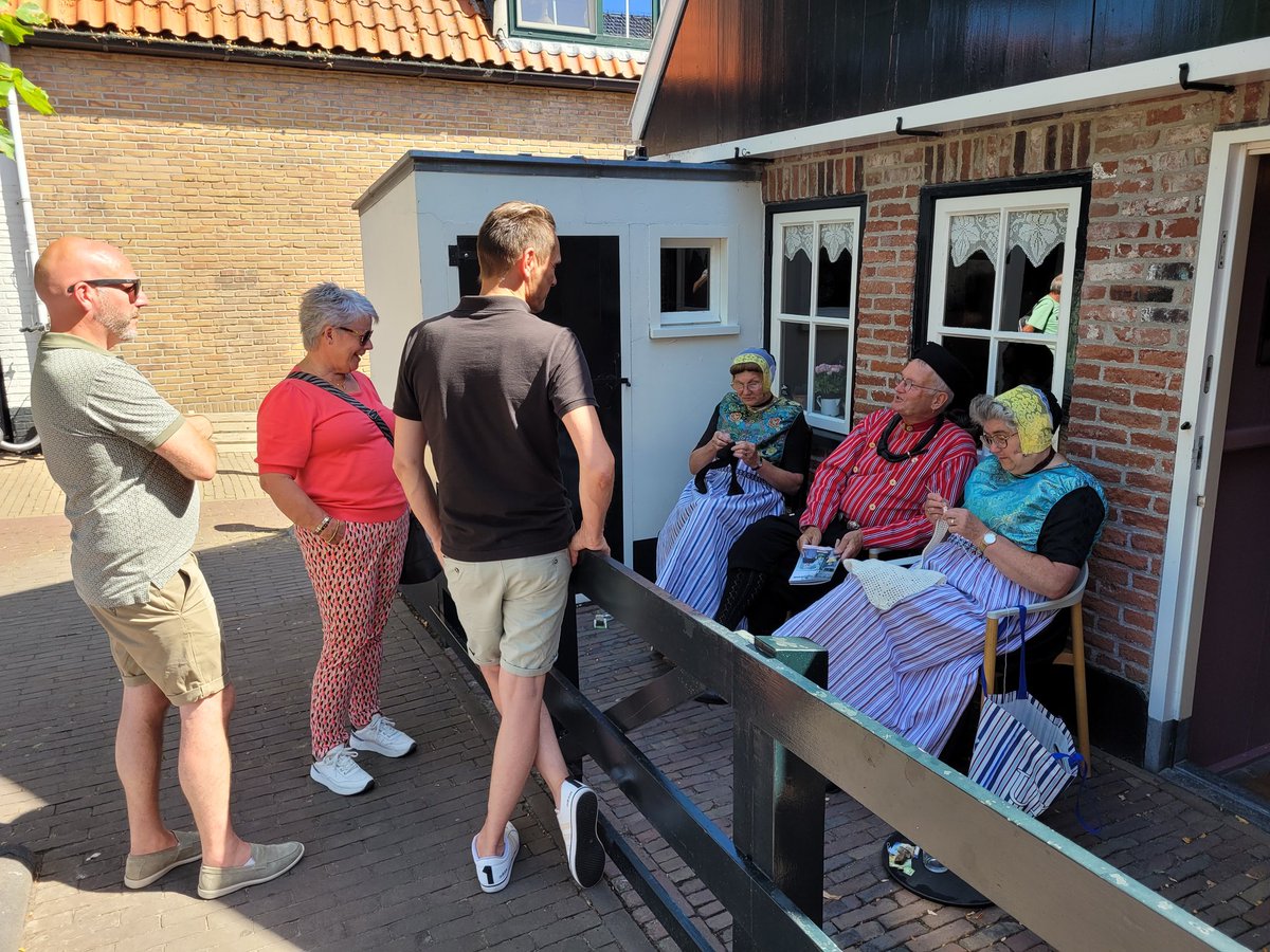De toeristen vermaken zich ook buiten bij het museum prima. Als Gérard op de praatstoel zit, dan gaan de mensen niet meer weg.