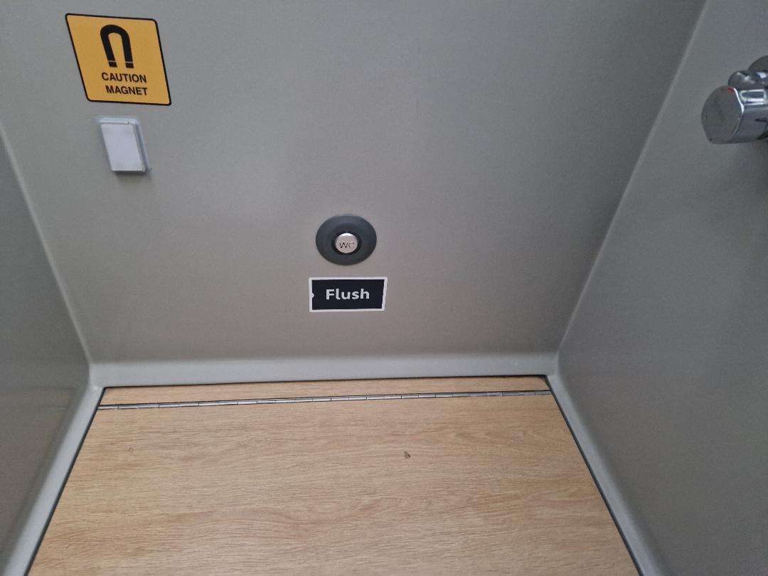 Not what you want in club solo on <a href="/CalSleeper/">Caledonian Sleeper</a> toilet flush not illuminated-meant no water for toilet, shower in en suite or wash band basin in berth-come on <a href="/CalSleeper/">Caledonian Sleeper</a> sort out water issues-berth F4 EDB-EUS by the by 06/07 Aug