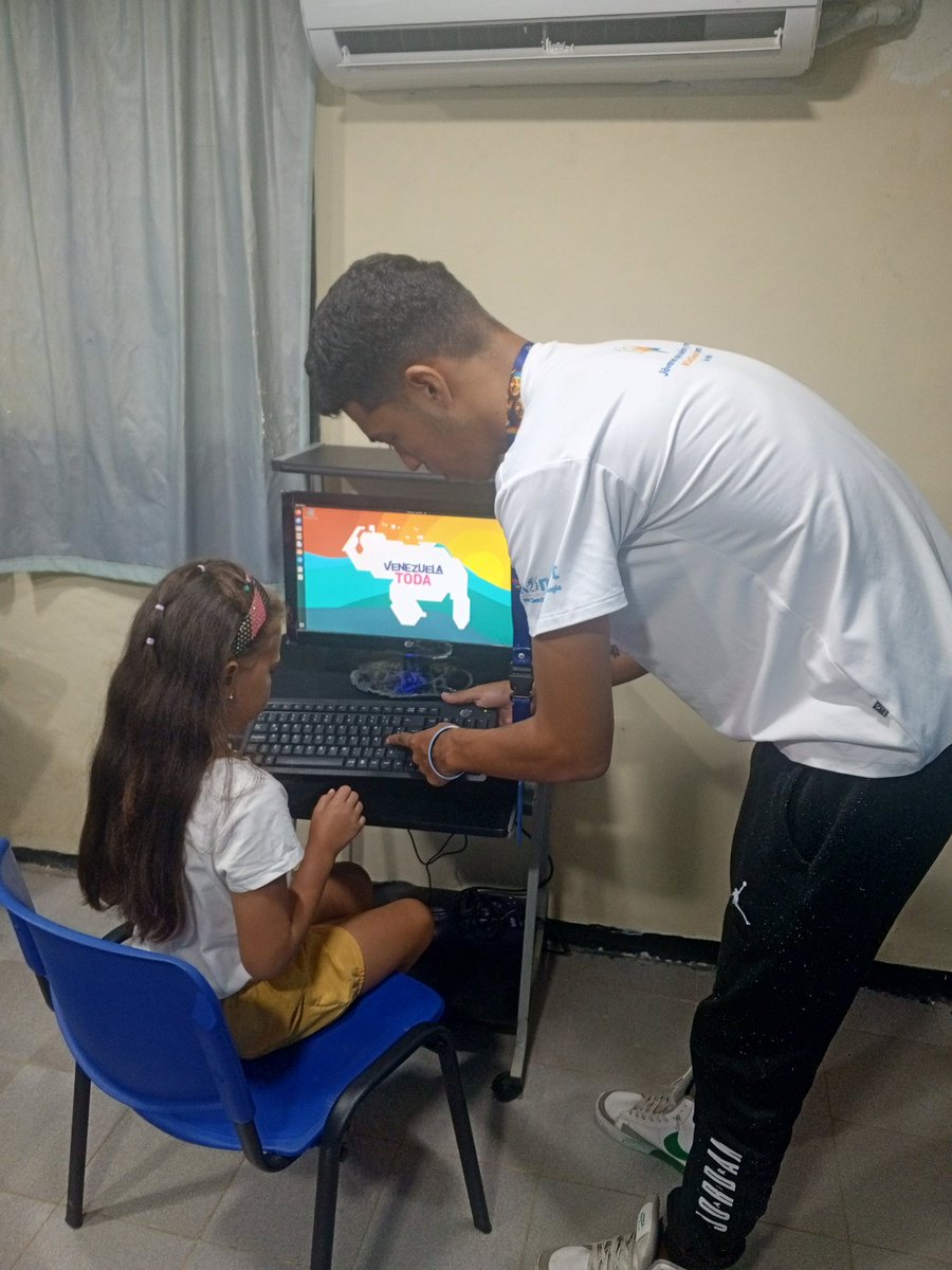 Facilitador De  Infocentro Urimare dicta taller De Aprendiendo con la Tic a niña de la Brigada Losindiostecnologicos 
#PuebloSonrienteYEnPaz 
<a href="/NicolasMaduro/">Nicolás Maduro</a> 
<a href="/Gabrielasjr/">Gabriela Jiménez</a> 
<a href="/LaRosaInfoVE/">LaRosaInfoVE</a> 
<a href="/jgarridoFfm/">J Garrido</a>
