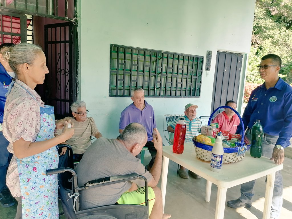 CMEPGuanare's tweet photo. La Contraloría Municipal de Guanare es su semana aniversaria, realizó visita y donación de ayuda social para los abuelos del buen samaritano del Municipio Guanare. https://t.co/qgKKlYWcpS