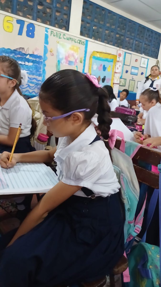 Centro Educativo Nuestra señora de la Asunción recibiendo el pan de la enseñanaza. #SandinomasAlla <a href="/MendyArauzS/">Mendy Arauz Silva</a>  <a href="/salvadorVang/">Salvador Vanegas G</a>  <a href="/EducacionSV/">Ministerio de Educación</a>
