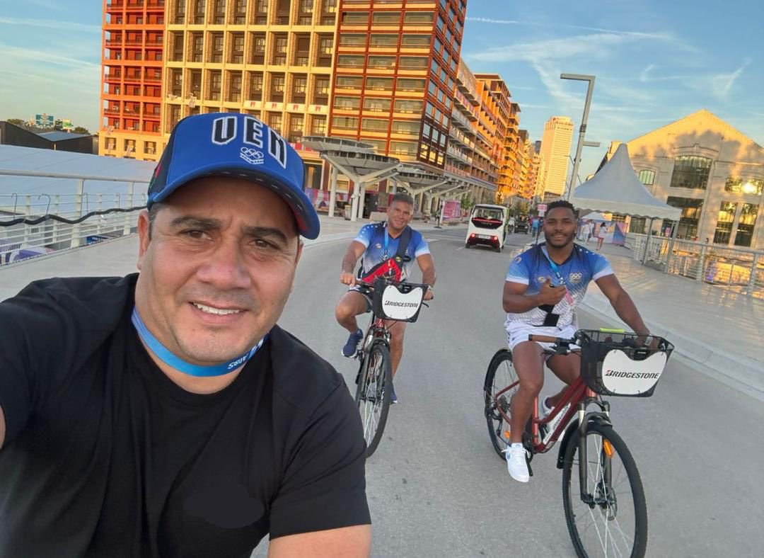 ¡Se viene el poder Mayora! 🏋🏽‍♀️🇻🇪

Un buen momento para esta foto junto a nuestro abanderado <a href="/julio_mayoraOLY/">MAYORA JULIO OLY</a> y su entrenador ✌🏻 quienes andaban recorriendo la Villa olímpica, recuerden que Mayora compite en hoy 1:30 p.m (Hora de Venezuela) 

¡Vamos por la medalla campeón! ✌🏻🇻🇪