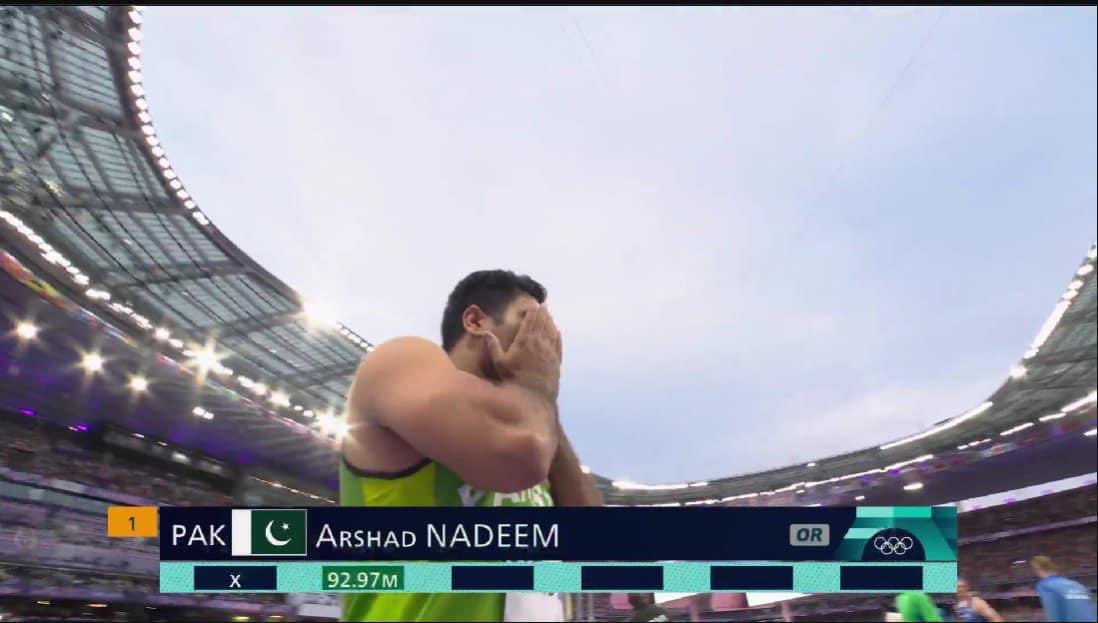 MMohsin_UAE's tweet photo. Breaking: Arshad Nadeem throws at 92.97m in his second attempt. It's a new record 🇵🇰🔥🔥

#Paris2024  #OlympicGames 

 #ArshadNadeem https://t.co/bbly0TW1Jm
