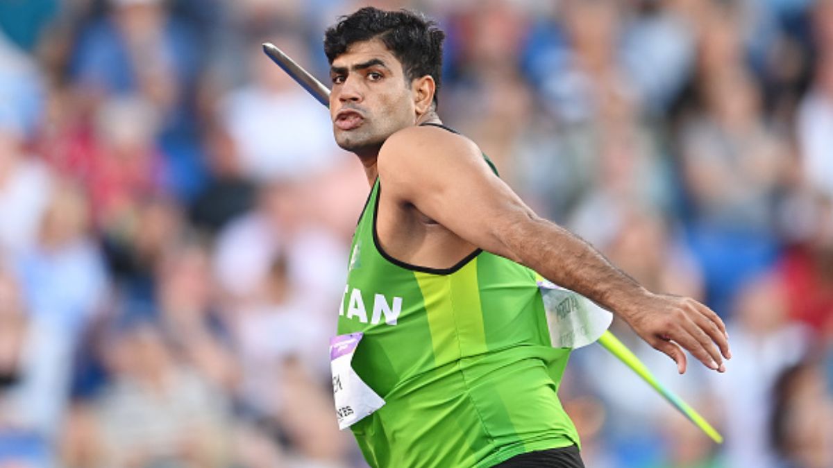 RoshanKrRaii's tweet photo. BREAKING : Pakistan's Arshad Nadeem wins Gold in Javelin Throw. 

Neeraj Chopra secures silver.🥈

The new Javelin Throw Gold Medalist's story will inspire you 🔥

- Comes from a poor family

- People mocked him when he chose the game.

- Used to practice with home made Javelin made of wood and metal as he could not afford the proper equipment. 

- 0 Support from the Pakistan Government.

- kept grinding without a coach, trained himself, used open parks to practice. 

- Extremely humble guy, good friends    with former gold medalist and Paris      Silver Medalist Neeraj Chopra.  

Good things happen to good people, Happy for you Arshad, That hug from Neeraj Chopra says it all.

Arshad Nadeem just became a global star. ✨

#Paris2024