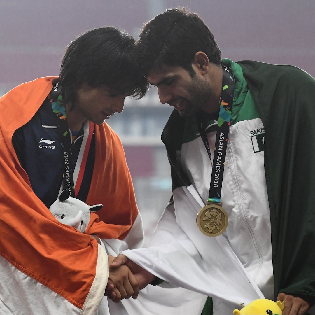 BREAKING : Pakistan's Arshad Nadeem wins Gold in Javelin Throw. 

Neeraj Chopra secures silver.🥈

The new Javelin Throw Gold Medalist's story will inspire you 🔥

- Comes from a poor family

- People mocked him when he chose the game.

- Used to practice with home made Javelin