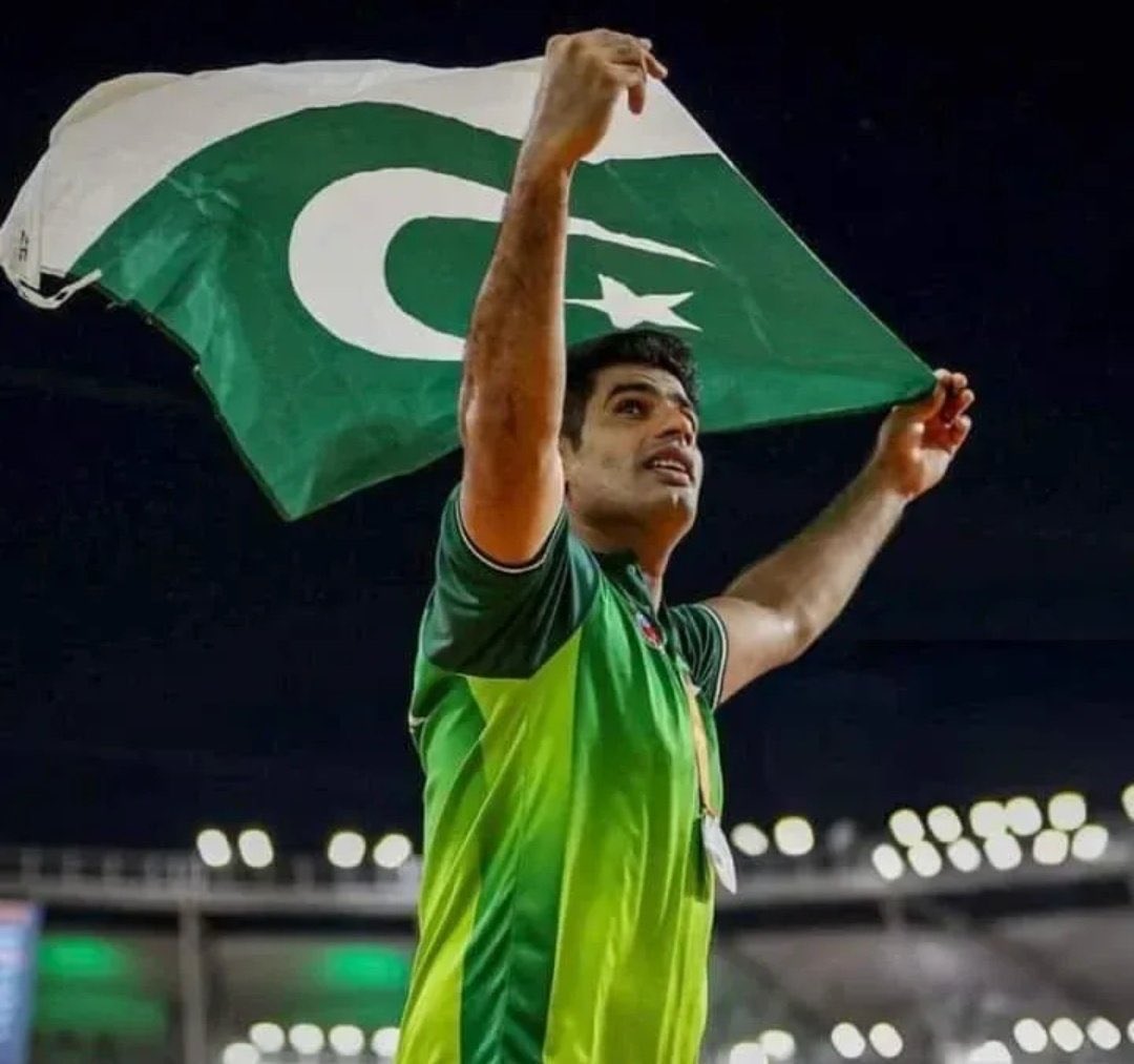 ARYSabirShakir's tweet photo. اولمپک چیمپئن ارشدندیم گولڈ میڈل جیت گیا، 118 سالہ ریکارڈ  توڑ دیا #ArshadNadeem شاباش شاباش سنچری کی سب سے بڑی تھرو 
پاکستان زندہ باد https://t.co/8U1OyoV7yU