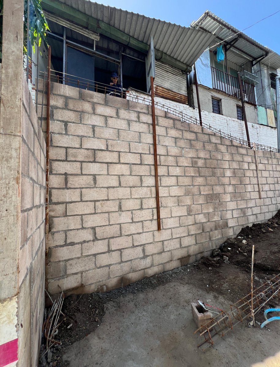 AlcaldiaAntiguo's tweet photo. ¡Asi avanzamos! 💪🏽
Continuamos construyendo la rampa de acceso a la Casa Comunal de #ComunidadLasColinas.
¡Mejorando la movilidad de los vecinos! #DistritoAntiguo #LaLibertadEste https://t.co/pmHXZhEhmS