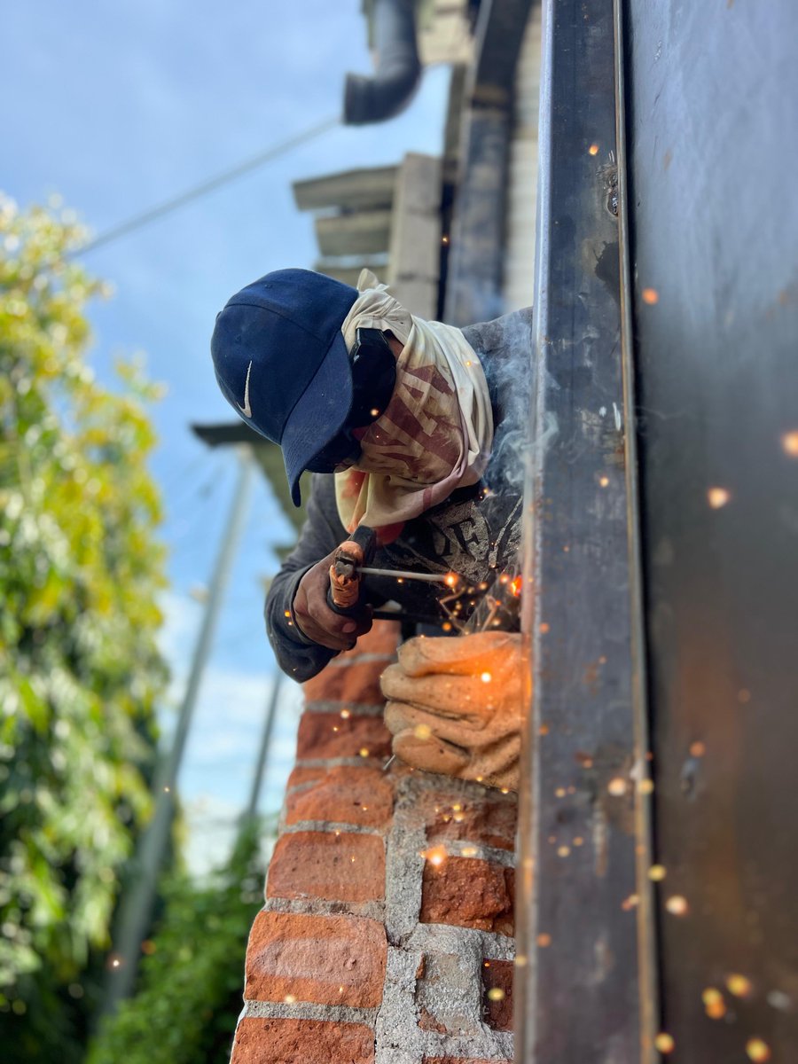 AlcaldiaAntiguo's tweet photo. ¡Asi avanzamos! 💪🏽
Continuamos construyendo la rampa de acceso a la Casa Comunal de #ComunidadLasColinas.
¡Mejorando la movilidad de los vecinos! #DistritoAntiguo #LaLibertadEste https://t.co/pmHXZhEhmS