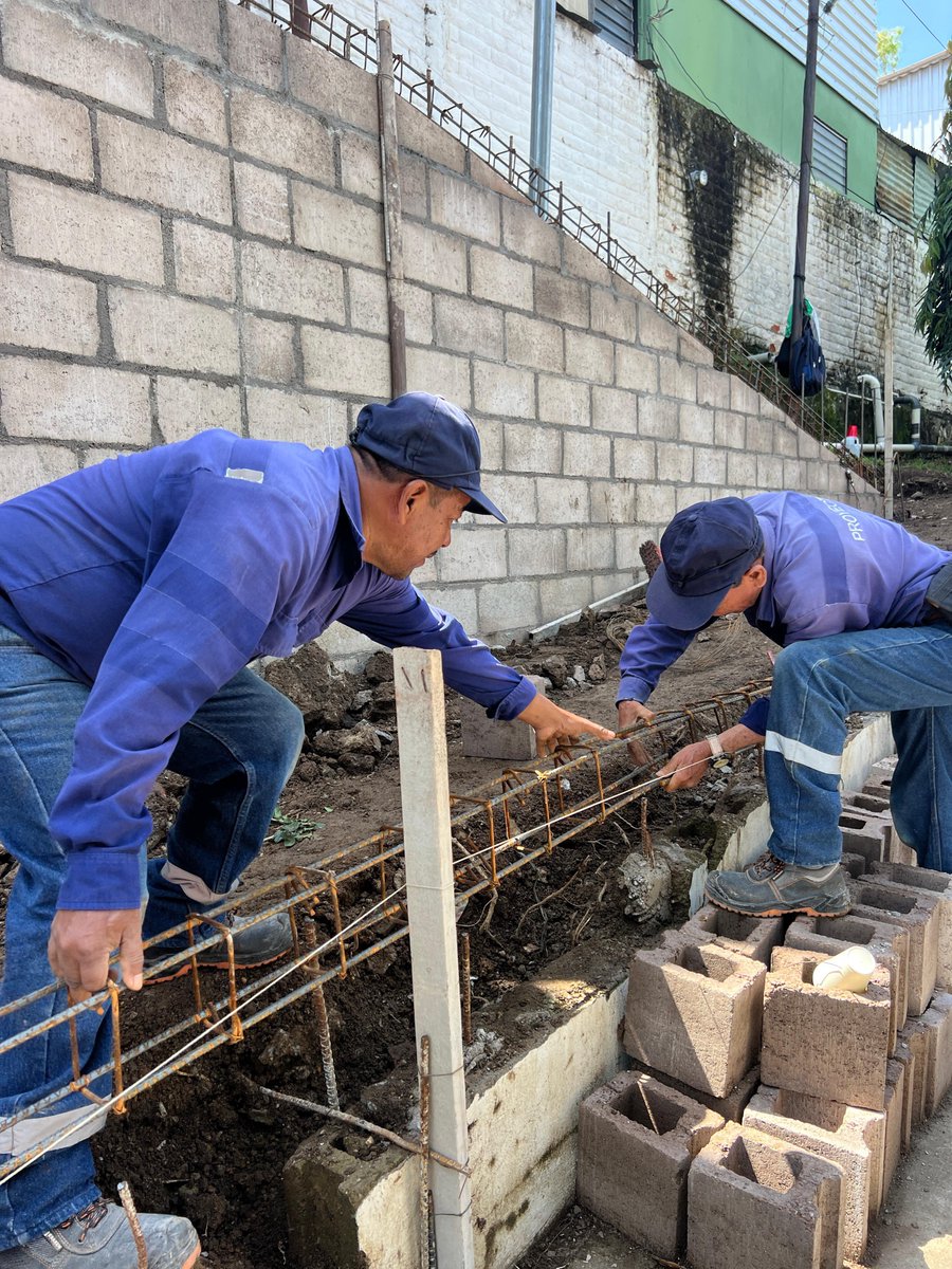 AlcaldiaAntiguo's tweet photo. ¡Asi avanzamos! 💪🏽
Continuamos construyendo la rampa de acceso a la Casa Comunal de #ComunidadLasColinas.
¡Mejorando la movilidad de los vecinos! #DistritoAntiguo #LaLibertadEste https://t.co/pmHXZhEhmS
