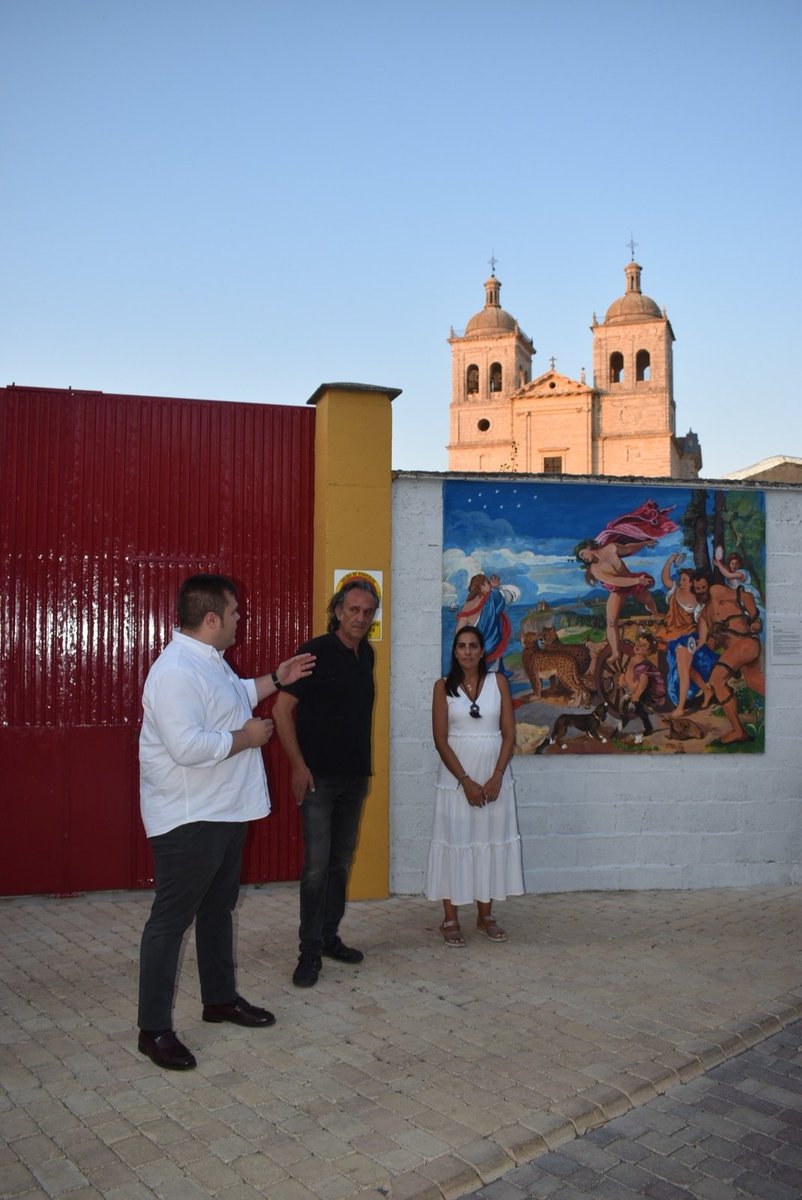 El pintor Juan Hernandez presenta sus nuevos murales que engalanan las calles de #Cigales un homenaje a los clásicos del arte con el vino como hilo conductor

Street Art asi arranca el proyecto de Juan presentado hoy dentro de la XIX Muestra El Arte está en la calle