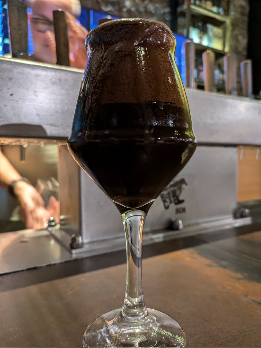 Safehh's tweet image. He comido mousse de chocolate menos densa y sabrosa que la espuma de esta cerveza. A vuestra salud, @esjavieraleman @MathewTheHunter