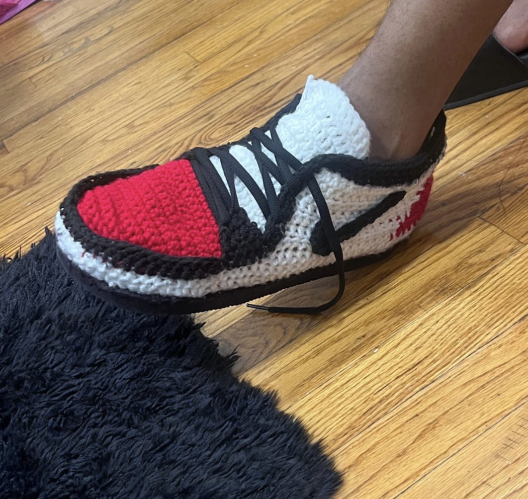 DimpsRoyale's tweet photo. CROCHET #JUSTDOIT HOUSE SHOES 
Take out the trash, clean the dishes, sweep the floor!!
🧶

#tiktok ✨
#viral ✨
#reels✨
#flipflops ✨
#crochet ✨

DimpsRoyale Crochet https://t.co/yVEGBaBzoQ
