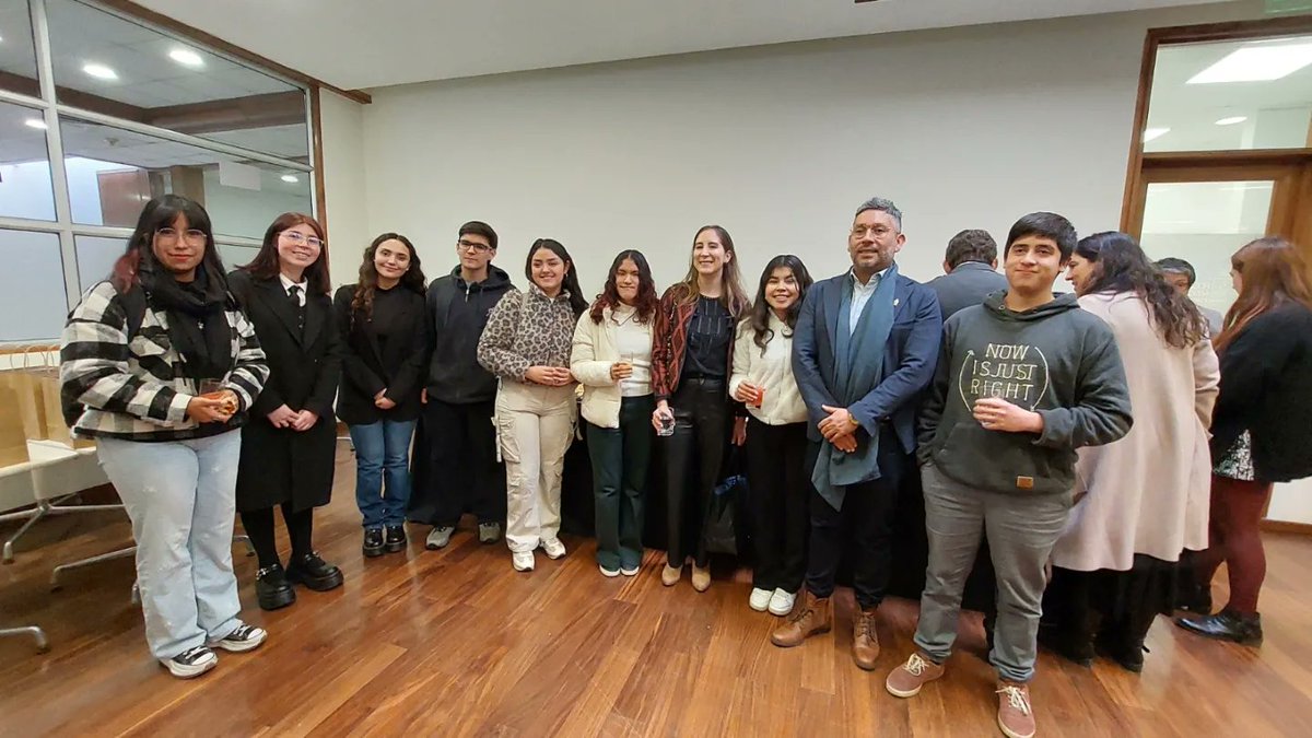 Esta mañana nos reunimos con las y los estudiantes que recibieron la Beca FEN Alumni. 👏

La beca apoya a estudiantes FEN durante su carrera, permitiendo disminuir las cifras de deserción por razones económicas. 🤝