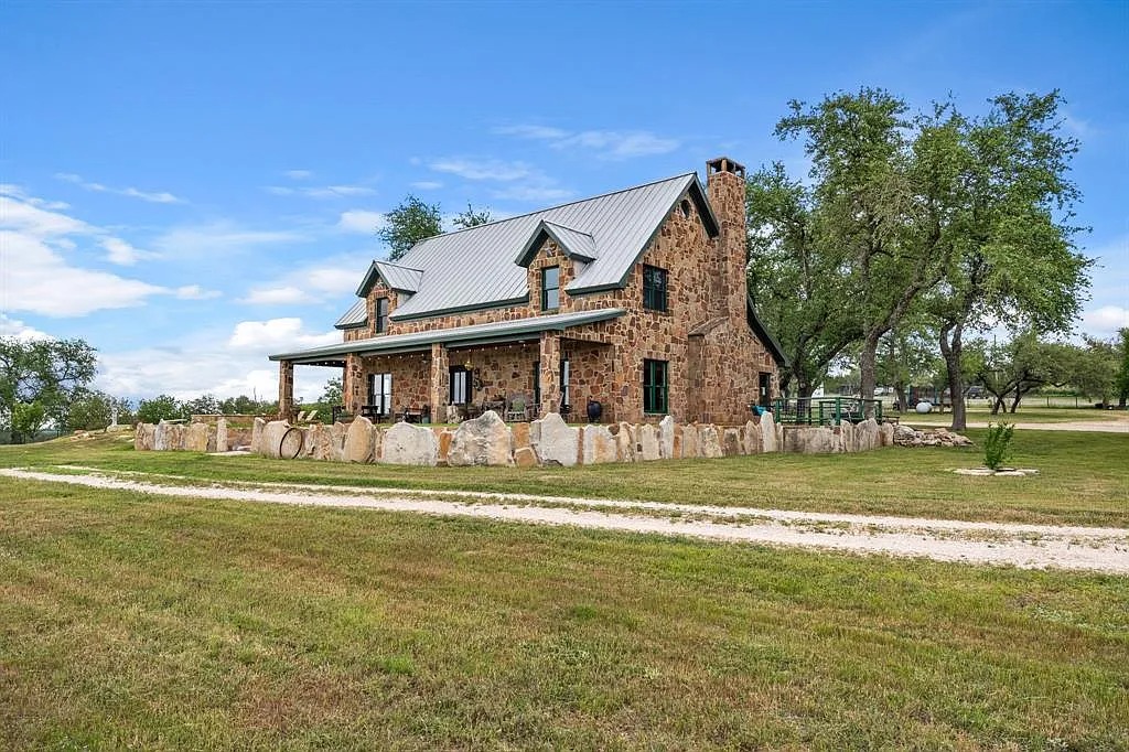 TxHorseProperty's tweet image. FREDERICKSBURG, CENTRAL TEXAS. 73.4-ac Elm Ridge Ranch. 4/2.5 home w/29' ceilings, heated pool, BBQ pit. Guest house. Garage w/apt. 3 paddocks, 4 stalls, round pen, lighted arena. Rainwater collection. $2.75M #txhorseproperties #fredericksburgtx #centraltx tinyurl.com/1526Fredericks…
