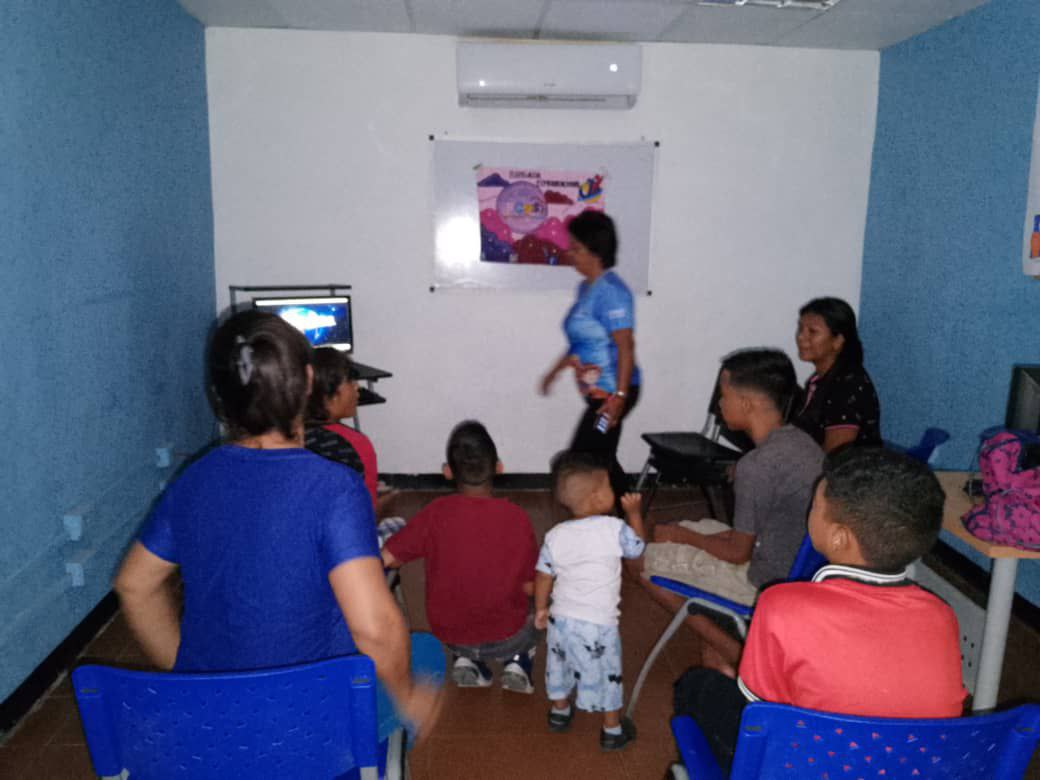 #PuebloSonrrienteYEnPaz Facilitadora <a href="/infolar11/">Infocentro Ramón Rodríguez Las Tinajitas</a> dicta taller de ciberseguridad ,dirigido a niños y representantes de la comunidad motivándolos y orientandolos  a que sean  unos ciudadanos digitales responsables!
 <a href="/NicolasMaduro/">Nicolás Maduro</a>
<a href="/Gabrielasjr/">Gabriela Jiménez</a>
<a href="/LaRosaInfoVE/">LaRosaInfoVE</a>
<a href="/BrigadasCHCH/">Brigadas comunicacionales Hugo Chávez</a>