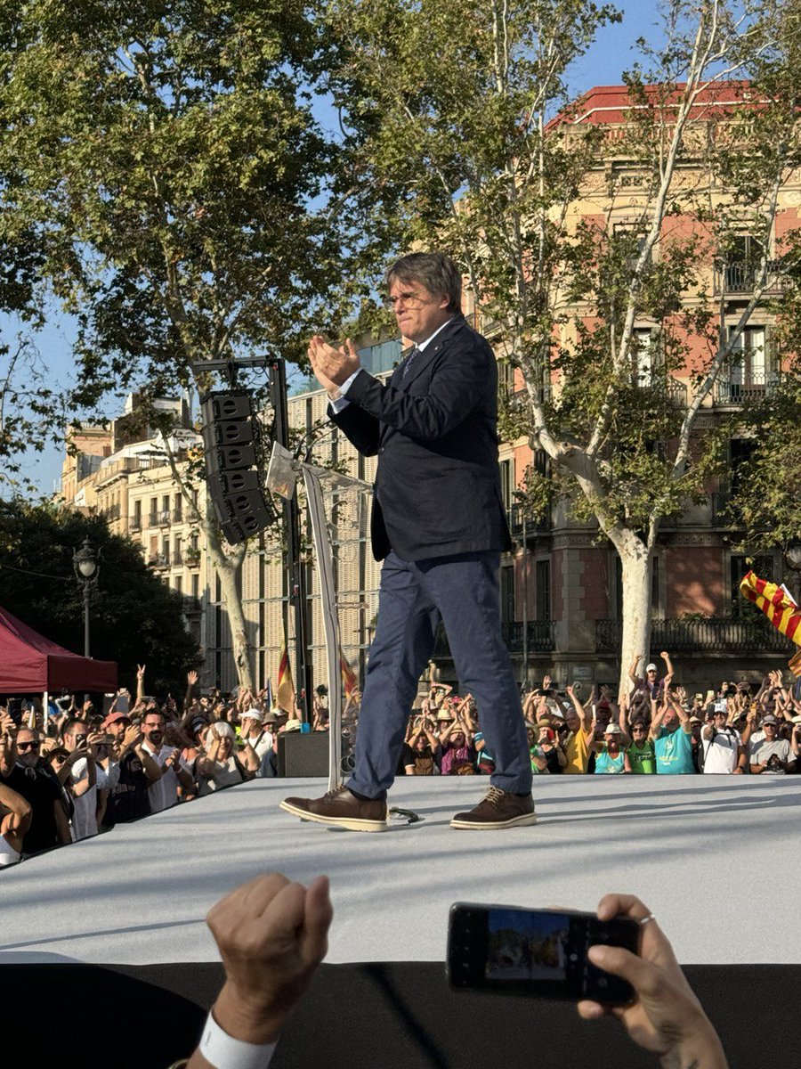 RE_SantMartiBCN's tweet photo. 2/2
Avui hem vist unitat, treball en equip, persistència, il·lusió i confiança.
Confiança entre nosaltres, i envers la causa, que mai ha canviat:
#DefensemL1Oct #Independència i seguirem treballant per redreçar les injustícies i acabar amb la represàlia.
#ConsciènciaNacional https://t.co/4dYC9G5CEf