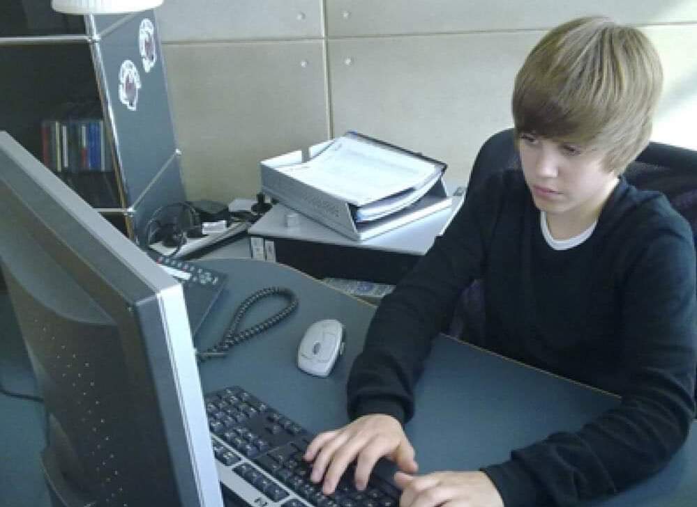 damnjustn's tweet photo. yo abriendo las redes sociales cada hora para ver si ya nació baby Bieber https://t.co/p3gCbrO4Po