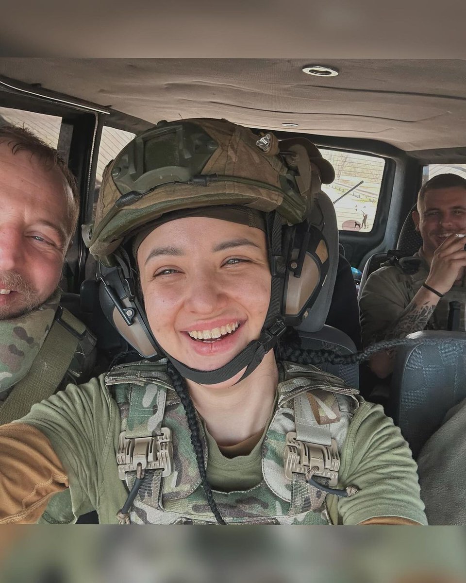 «Обличчя не жіночої війни», — написала операторка FPV-дрона Яна.

Дівчина разом із батьком захищає Україну від самого початку великої війни. Кілька днів тому вона отримала поранення. Навіть у лікарні військовослужбовиця намагається допомагати своїм побратимам та каже, що не має