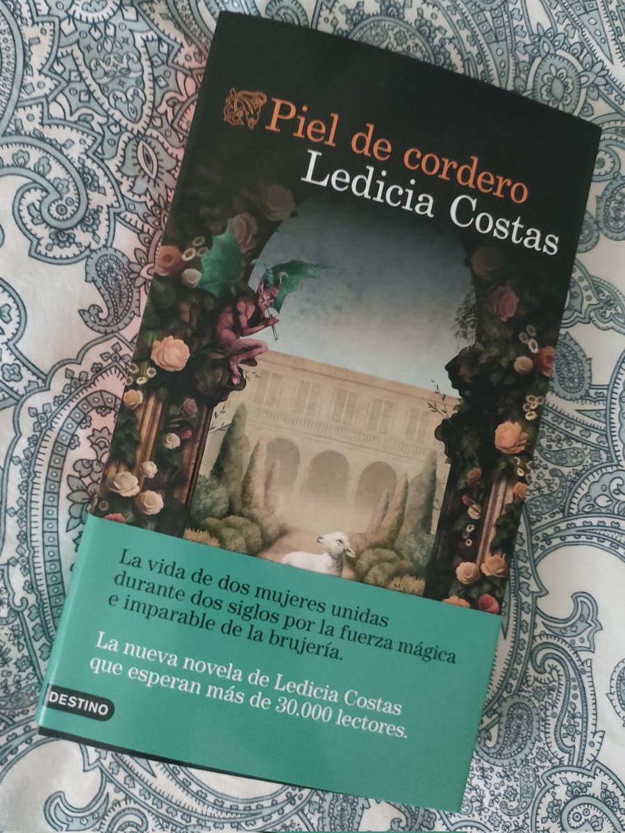 mskholin's tweet photo. Ya tengo mi ejemplar de #PielDeCordero y con dedicatoria de la autora @LediciaCostas 🥰. Estoy muy feliz de haberla conocido, me ha transmitido muy buenas sensaciones 😊
Y sí, esta noche, es noche de lectura 🪄🪄🪄 https://t.co/iHxgelCpnx