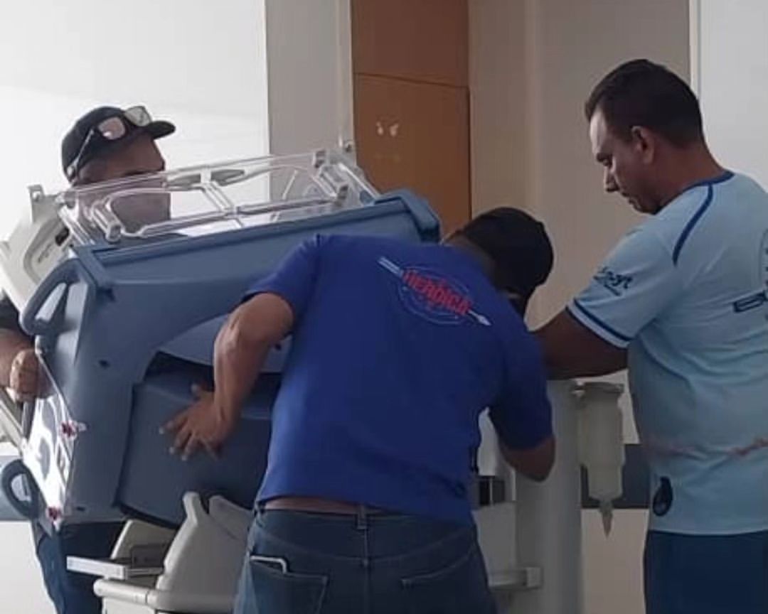 telecomven2020's tweet photo. Cayapa Heroica recupera equipos médicos del Hospital «Luis Ortega» de Nueva Esparta ⚕️.  
 
✅Dos incubadoras, un agitador de plasma, un electrocardiógrafo entre otros equipos, están totalmente operativos. 
 
Más detalles ➡️ https://t.co/V4MmyfZuzn 
 
#PuebloSonrienteYEnPaz https://t.co/kecdHZdJVk