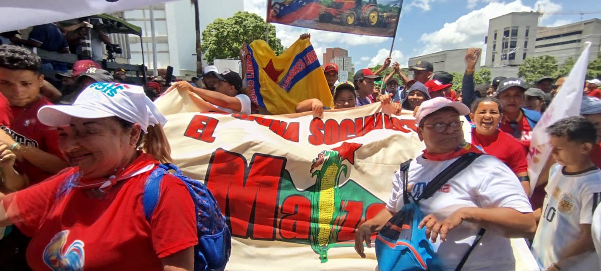 PsuvIribarrenVe's tweet photo. 🔴 Desde Caracas los movimientos del poder popular, comuneros y comunera, toman las calles, con alegría y determinación marchan rumbo a Miraflores a encontrarse con el presidente @NicolasMaduro ¡Comuna o Nada! https://t.co/Yj3wh00ULv