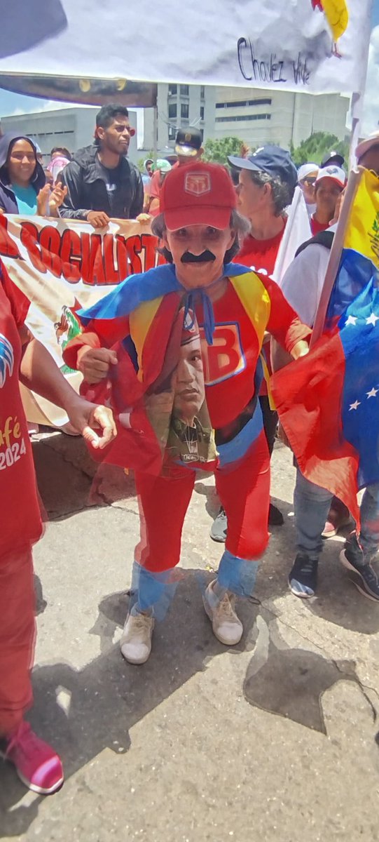 PsuvIribarrenVe's tweet photo. 🔴 Desde Caracas los movimientos del poder popular, comuneros y comunera, toman las calles, con alegría y determinación marchan rumbo a Miraflores a encontrarse con el presidente @NicolasMaduro ¡Comuna o Nada! https://t.co/Yj3wh00ULv