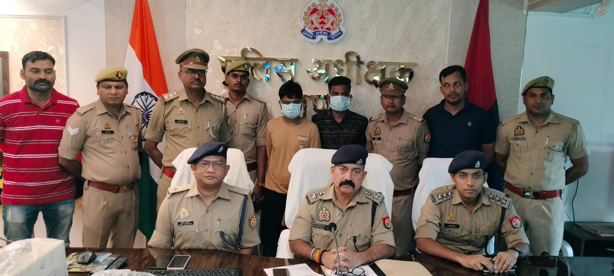 MasoodiMonu's tweet photo. *जनपद हापुड़।*

*अवैध शस्त्र बनाने की फैक्ट्री का पुलिस ने किया भंडाफोड़।*

भारी मात्रा में तमंचे सहित अवैध हथियार बनाने के उपकरण पुलिस ने किए बरामद हापुड़ एसपी ने किया खुलासा दो आरोपी गिरफ्तार गढ़मुक्तेश्वर पुलिस ने की गिरफ्तारी। https://t.co/pQZXq99toK