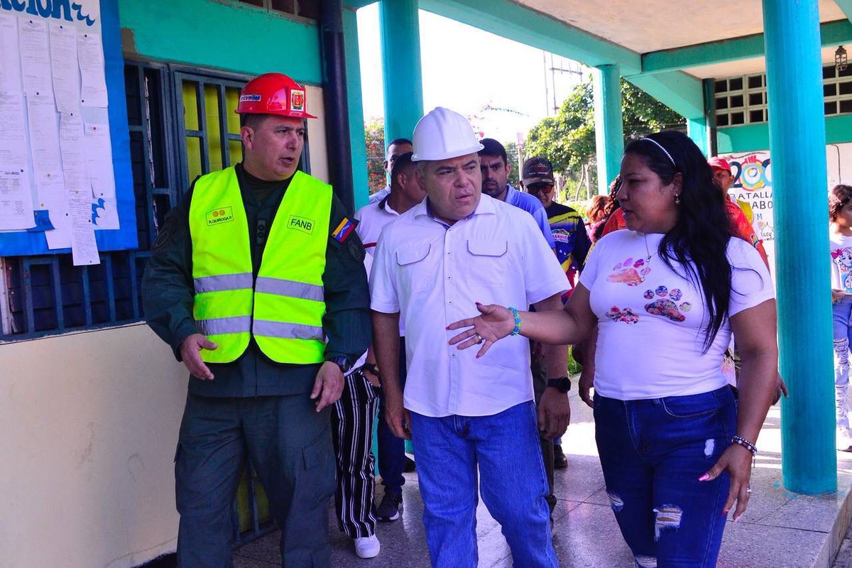 #8Ago El Gobernador <a href="/AdolfoP_Oficial/">Adolfo Pereira Gobernador</a> junto al G/D Rafael Quiroga, y líderes de la comunidad pasaron revista al Complejo Educativo El Ujano, "esta escuela fue asediada por la violencia, hechos que no vamos a permitir nuevamente", destacó el mandatario regional.