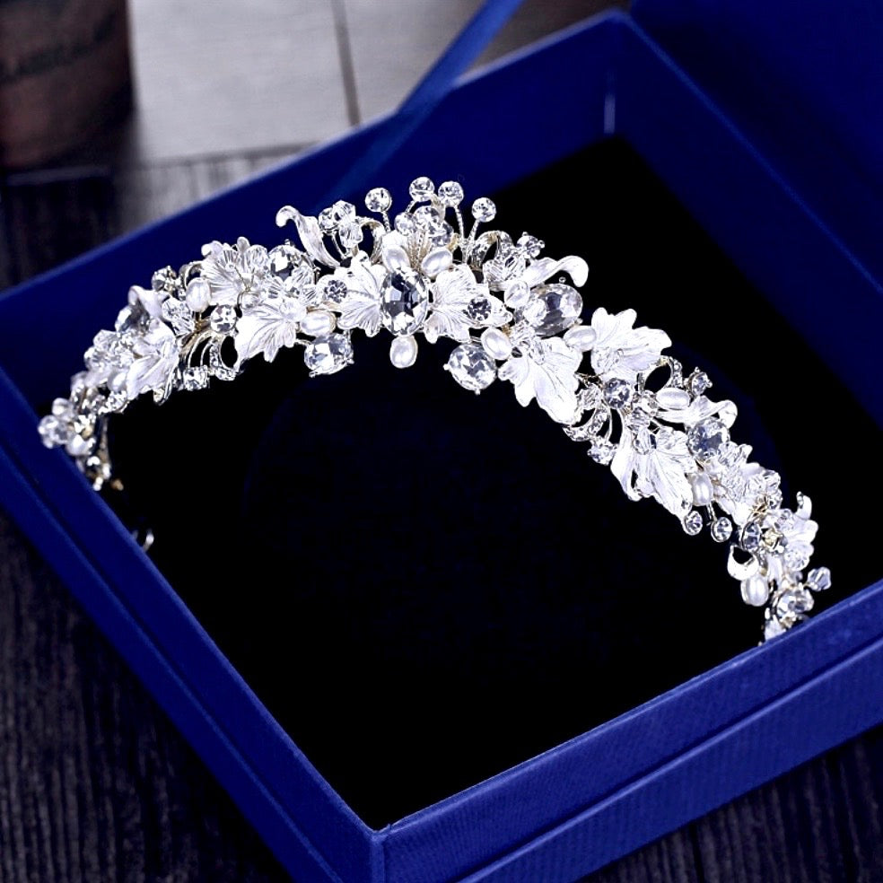 AdorabySimona's tweet photo. Romantic and delicate, this #tiara design can complete the most sophisticated of #bridal looks.
Available here: https://t.co/rFodY12BXU
.
.
.
#2024weddingtrends #wedding #pearltiara #bridalhairaccessories #weddinghairaccessories #adorabysimona https://t.co/bKv8JyF5Lw