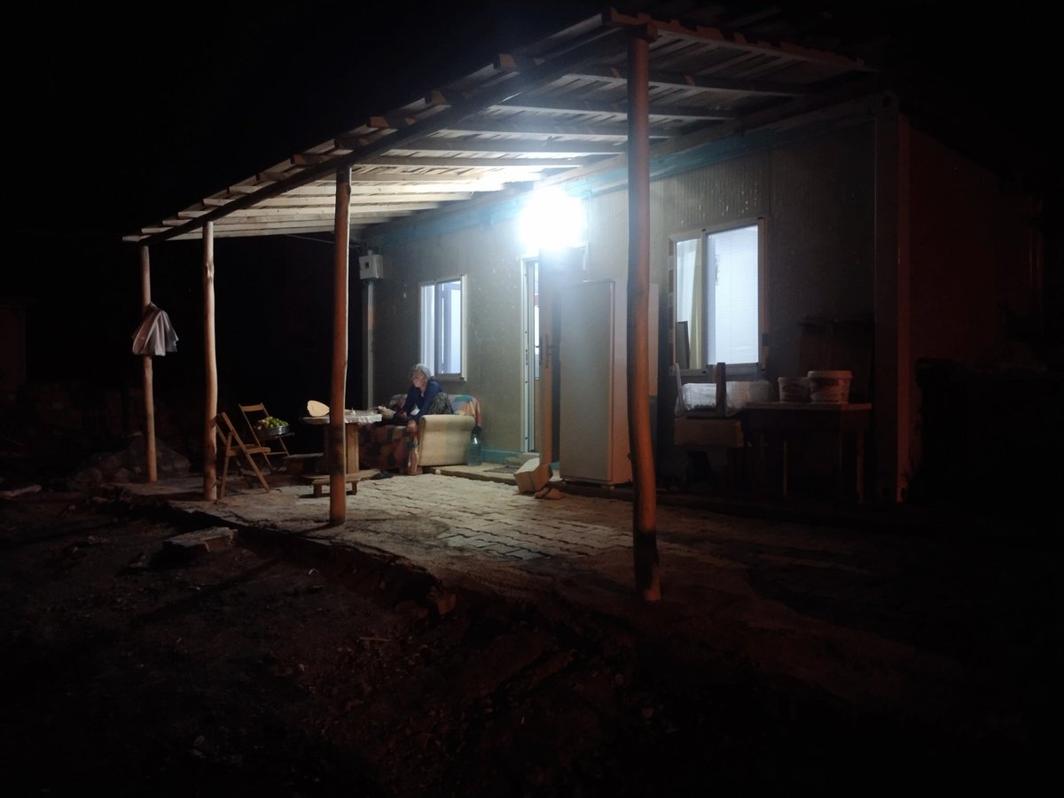 Piştî êrdhejiya Meletiyê xaniya me yê kevn jî hilweşiya. Niha li ser kavilê di konteynerê de ro û êvar bi vî avayî dewam dike.