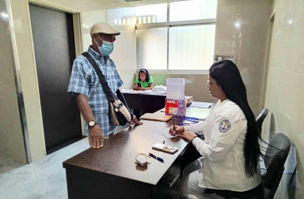 #8Ago | En el Hospital Dr. Luis Salazar Domínguez (IVSS) en la consulta externa, orientación y recepción a usuarios del Servicio de Ecografías, Lcda. Rodneli Tovar brindando atención a la comunidad.

#PuebloSonrienteYEnPaz 
<a href="/NicolasMaduro/">Nicolás Maduro</a> 
<a href="/MagaGutierrezV/">Magaly Gutiérrez Viña</a> 
<a href="/Somosivss/">Instituto Venezolano de los Seguros Sociales</a>