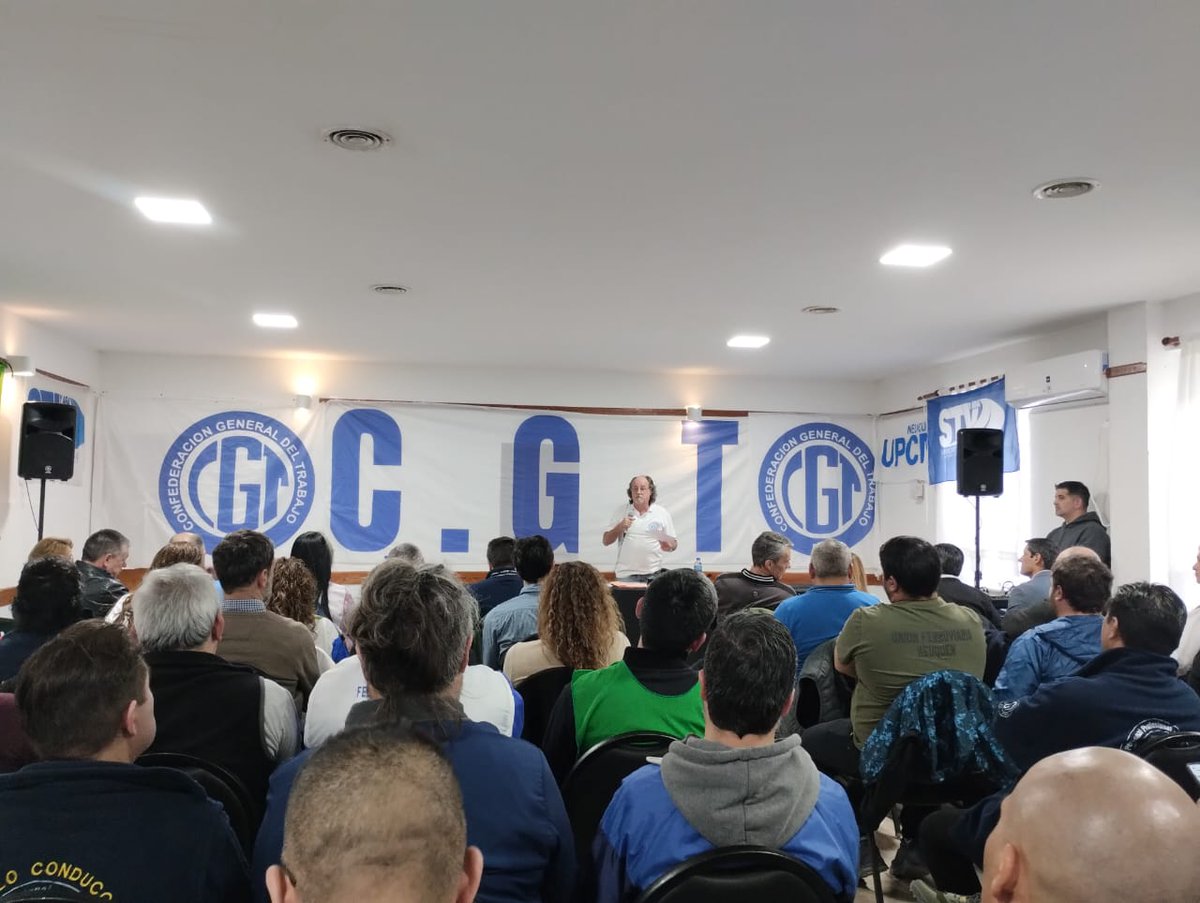 LadrillerosArg's tweet photo. @LadrillerosArg fue parte del acto de normalización de la regional Neuquén de la Confederación General del Trabajo ( @cgtoficialok ). Con la formalización de las nuevas autoridades,  la UOLRA asumió la Secretaría de Economía Popular, a cargo de Aldo "Lalo" Zúñiga Rodríguez. https://t.co/HRKmJFCYWt