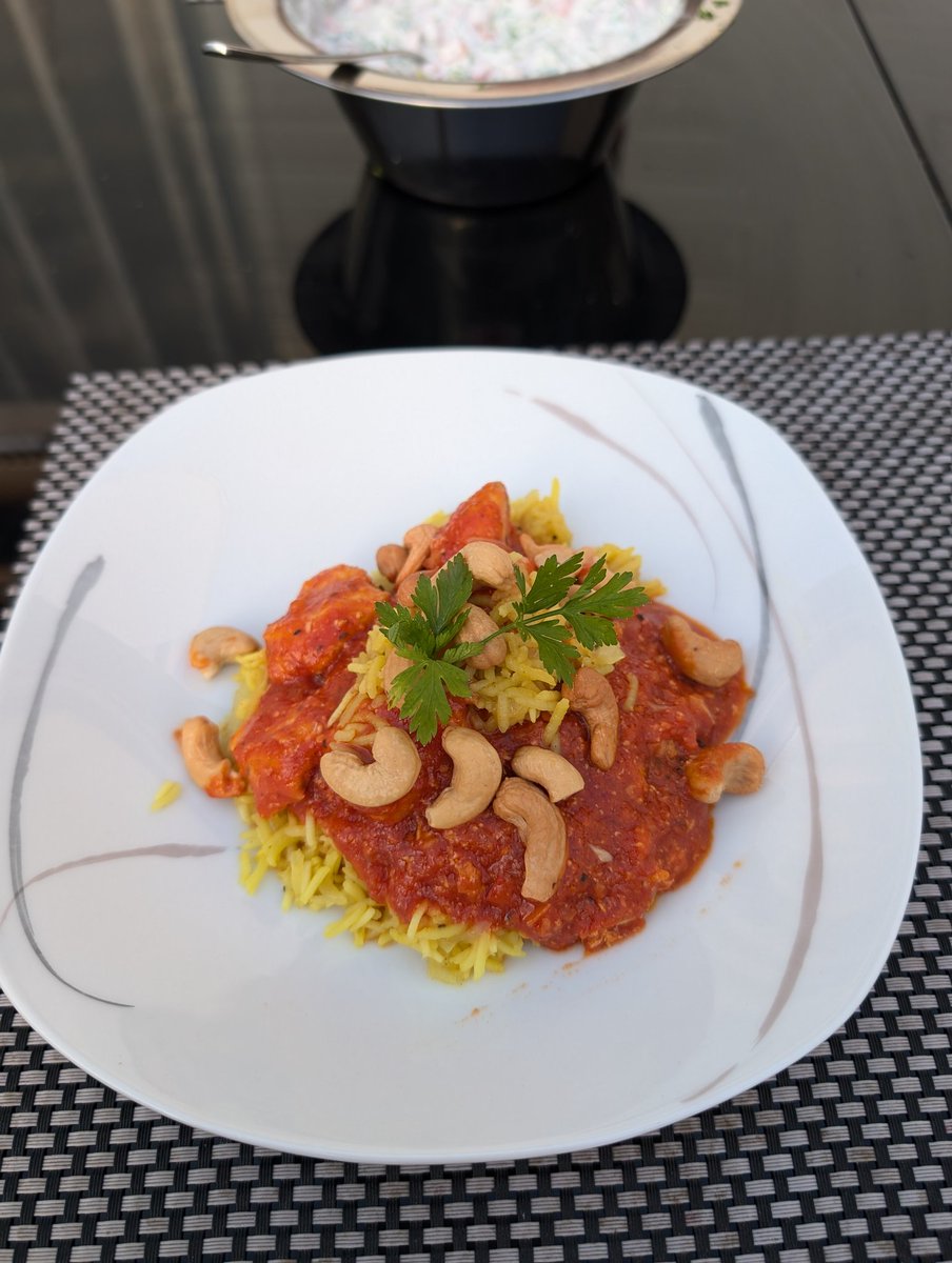 JustASmartie's tweet photo. Et voilà
Manchmal überrasch ich mich auch selbst. Indischer Gewürzreis mit ButterChicken Garam Masala. Zur Abfederung der Schärfe durch Chili, Chili, Chili und Knoblauch, Knoblauch, Knoblauch ein JoghurtTopping mit frischer Minze...
#kitchenboy #dinnertime #sterneküche https://t.co/ku0vLsoQ5i