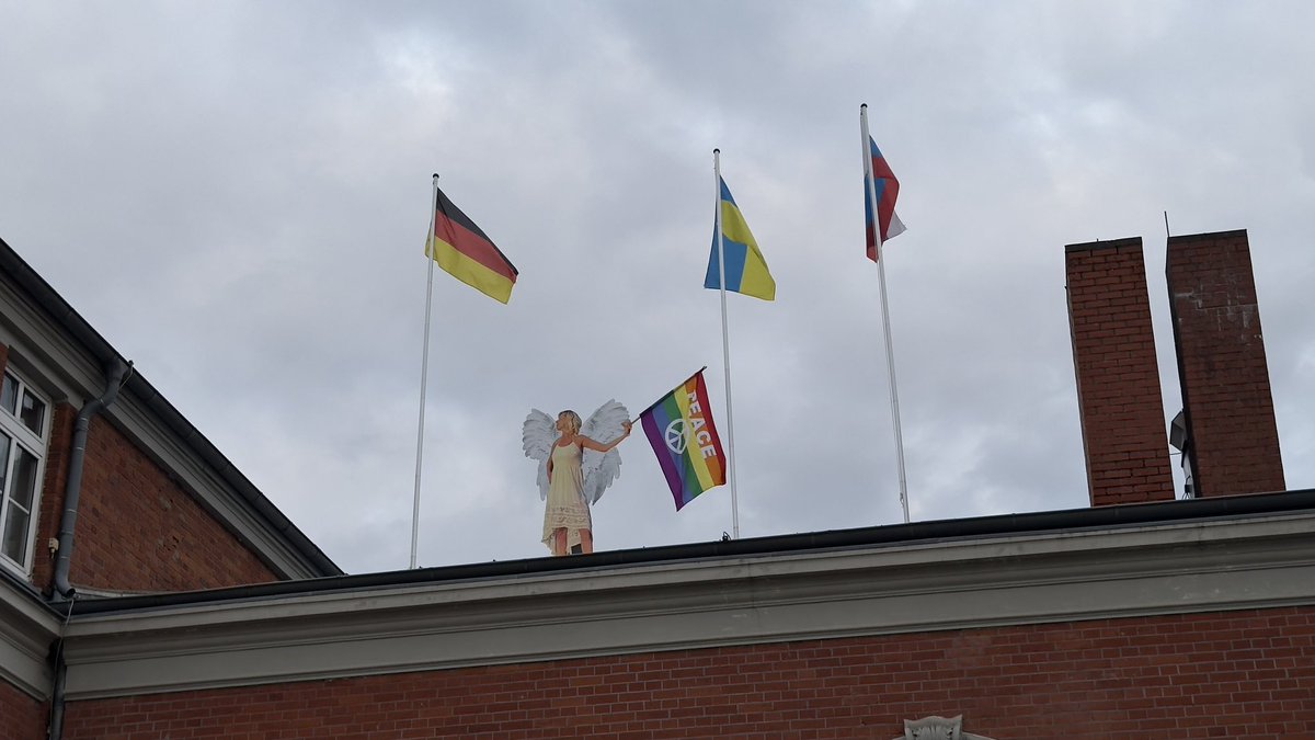 Herzen0v's tweet photo. @DB_Presse hat diese spezielle Beflaggung auf dem Dach des Bahnhofs Bützow eine spezielle Bedeutung ? Fahne Deutschland , Ukraine und die russische Flagge nebeneinander. https://t.co/Bn3VUlpHF7