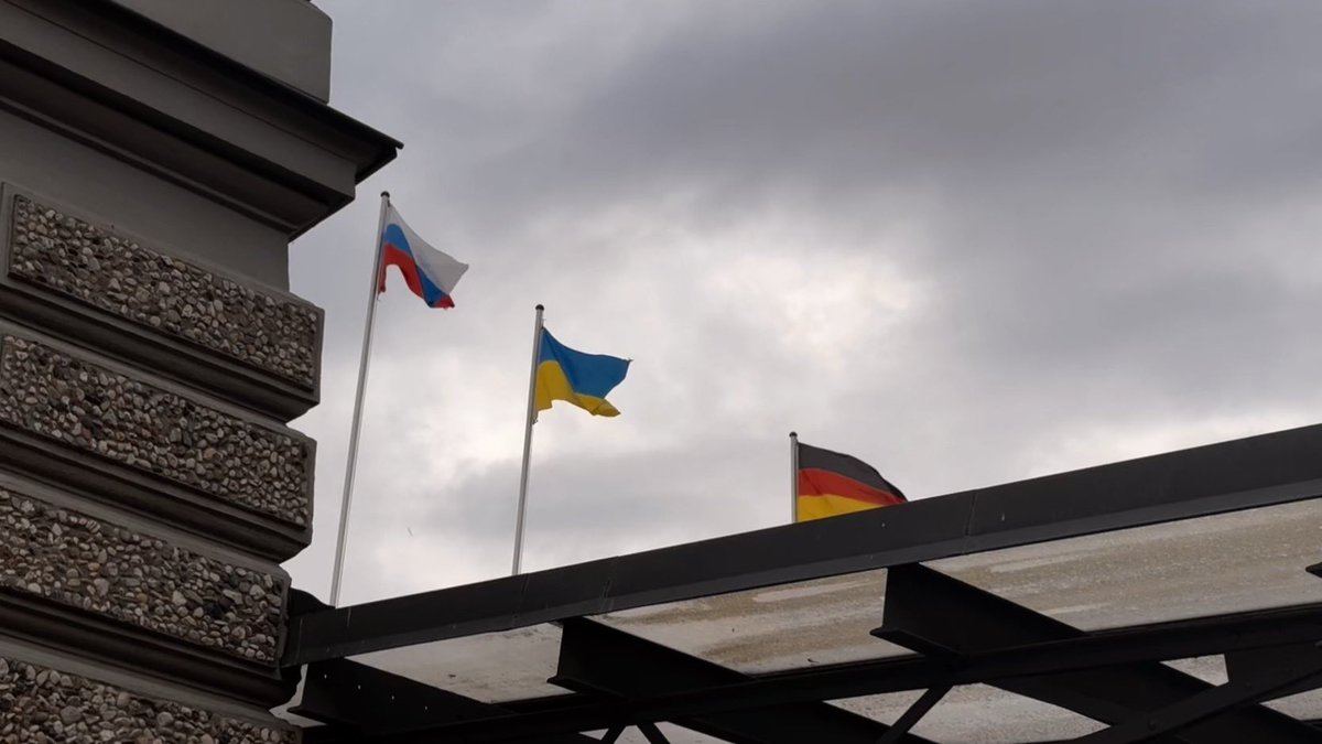 Herzen0v's tweet photo. @DB_Presse hat diese spezielle Beflaggung auf dem Dach des Bahnhofs Bützow eine spezielle Bedeutung ? Fahne Deutschland , Ukraine und die russische Flagge nebeneinander. https://t.co/Bn3VUlpHF7