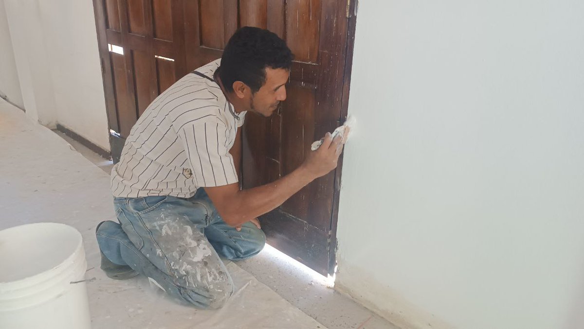 #Gestión Cumpliendo instrucciones del alcalde bolivariano <a href="/emiliorafael_/">Emilio R. Velásquez</a> Velásquez, personal de la Dirección de Infraestructura realiza trabajos de embellecimiento en la iglesia San Lorenzo, ubicada en la comunidad de El Maco. 

<a href="/nicmaduroguerra/">Nicolas Maduro Guerra</a>