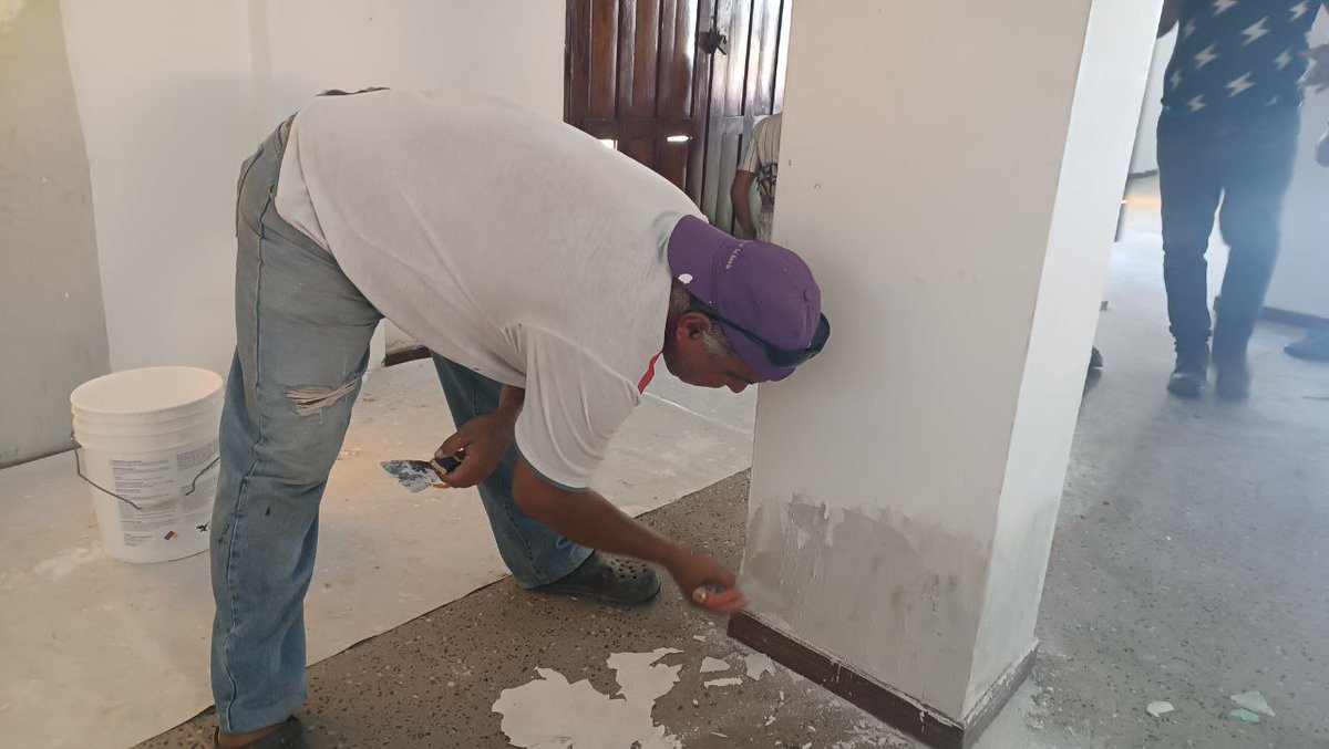AlcaldiaGomezNE's tweet photo. #Gestión Cumpliendo instrucciones del alcalde bolivariano @emiliorafael_ Velásquez, personal de la Dirección de Infraestructura realiza trabajos de embellecimiento en la iglesia San Lorenzo, ubicada en la comunidad de El Maco. 

@nicmaduroguerra https://t.co/078ERV5KS1