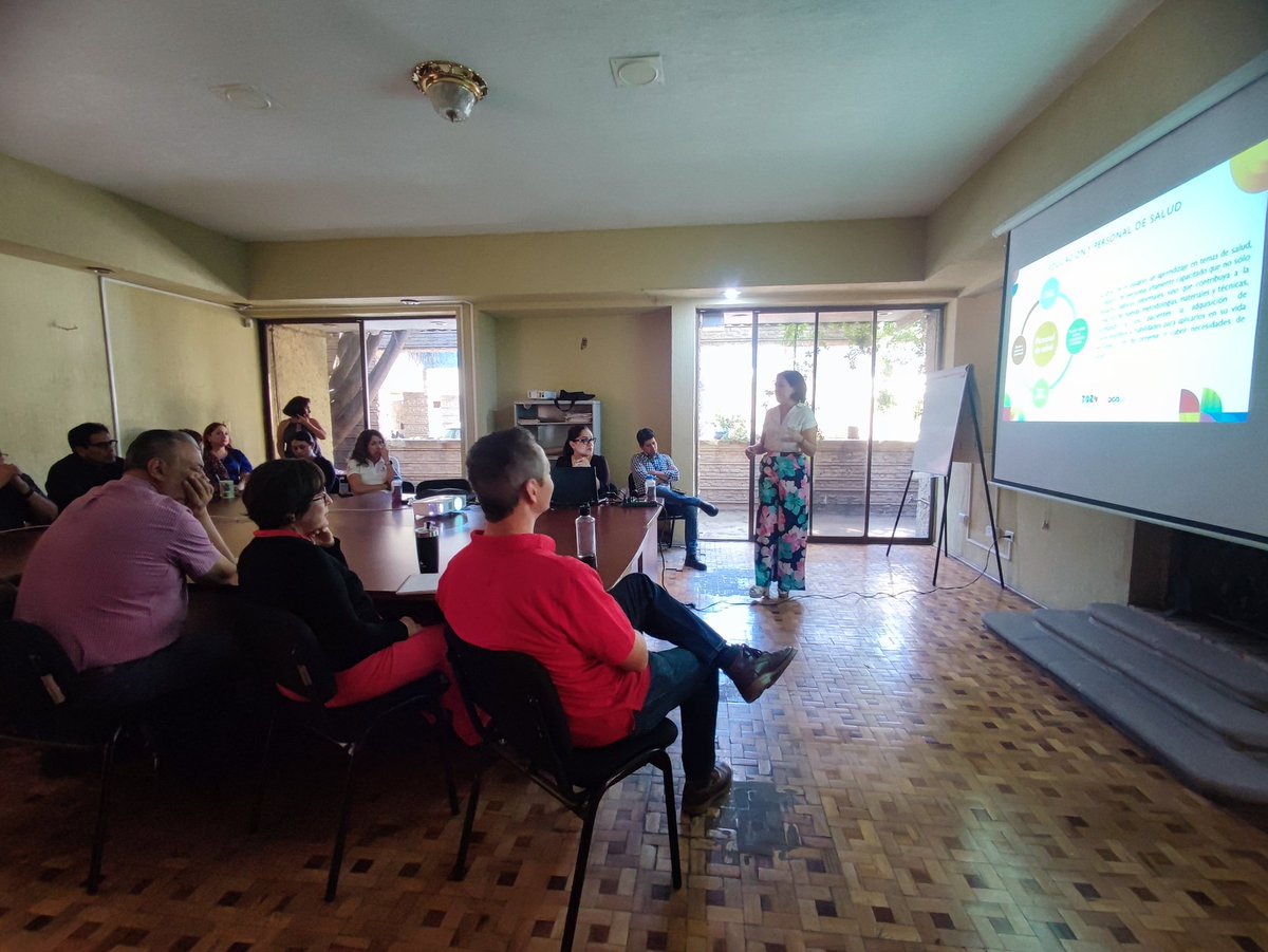 ismed_ssd's tweet photo. La Dra. Nalleli Ortiz Jurado y la Mtra. Candelaria Ríos, expusieron ante el equipo #ISMED el trabajo realizado en los temas de #Enseñanza y #PromociónDeLaSalud a fin de enlazar esfuerzos con las demás áreas para consolidar las estrategias comunitarias. https://t.co/nBhLSAa9hY