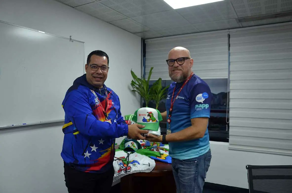 PDVSA_RORIENTE's tweet photo. El Sub Gerente General de Refinación Oriente, César Porras, entregó los primeros textiles confeccionados a la creadora de Ara, Adriana Marcano y a Luis Astudillo, encargado de la humanización de la mascota.

@NicolasMaduro 
@TellecheaRuiz 
@PDVSA https://t.co/BDIvIdEuL8