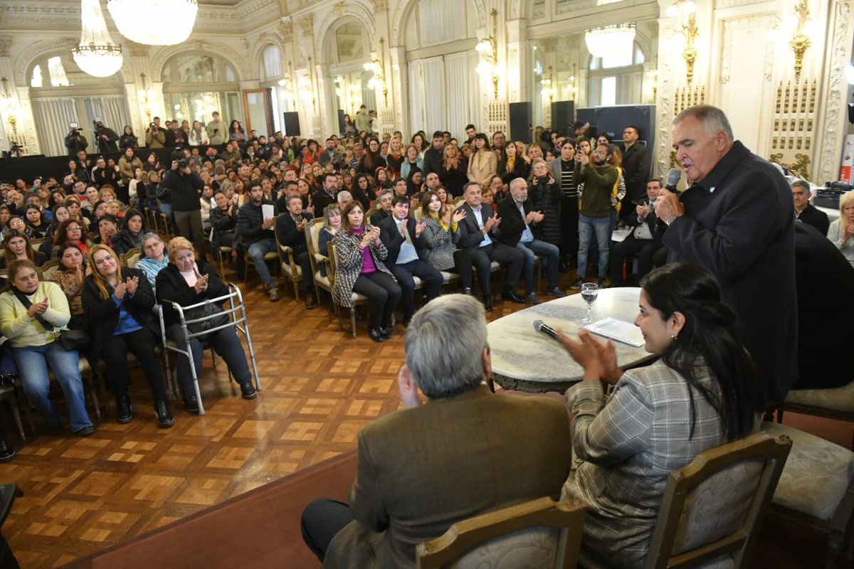 ernestoggr0's tweet photo. Hoy estuvimos acompañando al Señor Gobernador @OsvaldoJaldo, junto al Ministro de Desarrollo Social, @FEDEMASSOTUC, en la entrega de microcr��ditos y herramientas a emprendedores de toda la provincia por un valor superior a los $30 millones. https://t.co/XGMLxNjawN
