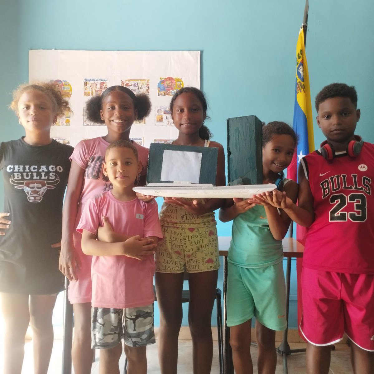Infocentro La Guaira (@infolaguaira) on Twitter photo Facilitadora del Infocentro Ávila Grande, realizando las partes del computador con material de provecho con la brigada los reyes del Ávila
#PuebloSonrienteYEnPaz
<a href="/NicolasMaduro/">Nicolás Maduro</a>
<a href="/Gabrielasjr/">Gabriela Jiménez</a>
<a href="/LaRosaInfoVE/">LaRosaInfoVE</a>
<a href="/BrigadasCHCH/">Brigadas comunicacionales Hugo Chávez</a> Facilitadora del Infocentro Ávila Grande, realizando las partes del computador con material de provecho con la brigada los reyes del Ávila
#PuebloSonrienteYEnPaz
<a href="/NicolasMaduro/">Nicolás Maduro</a>
<a href="/Gabrielasjr/">Gabriela Jiménez</a>
<a href="/LaRosaInfoVE/">LaRosaInfoVE</a>
<a href="/BrigadasCHCH/">Brigadas comunicacionales Hugo Chávez</a>
